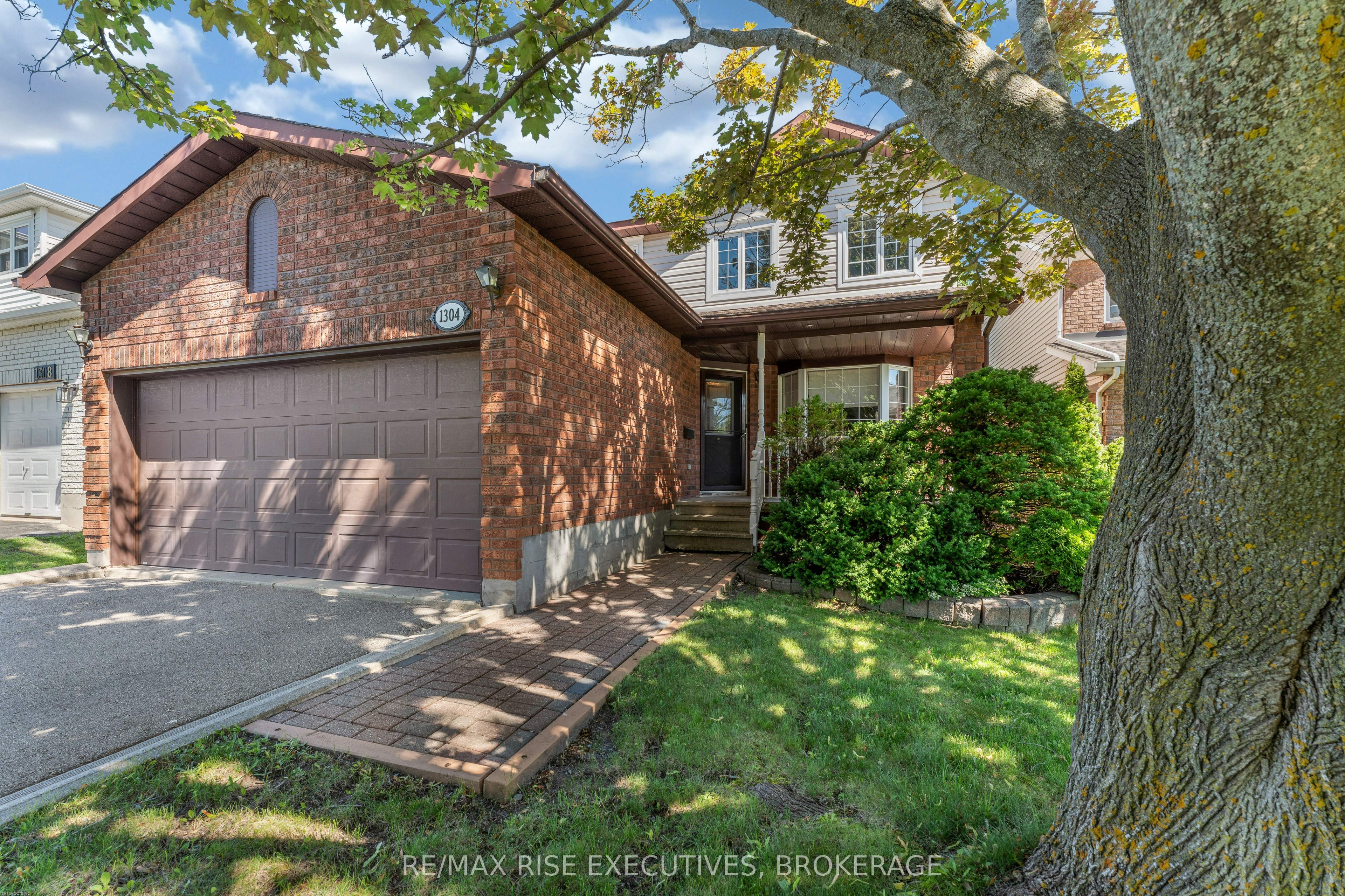 1304 Fisher Crescent Property Photo 2