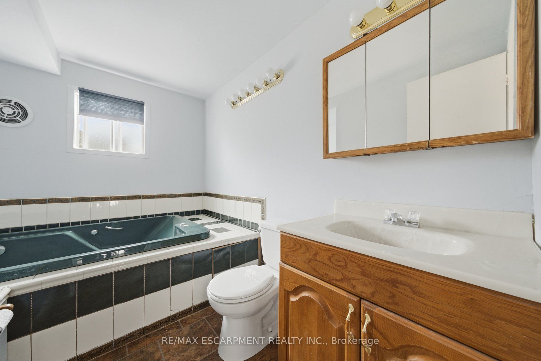 3 Twinoaks Crescent Property Photo 11