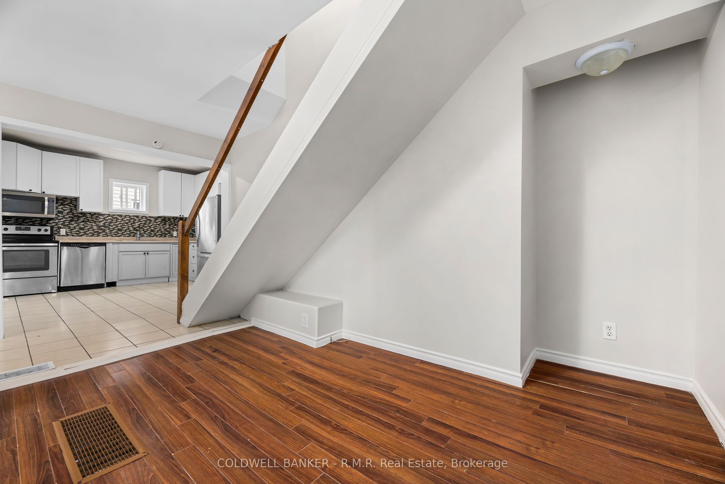 371 John Street Property Photo 4