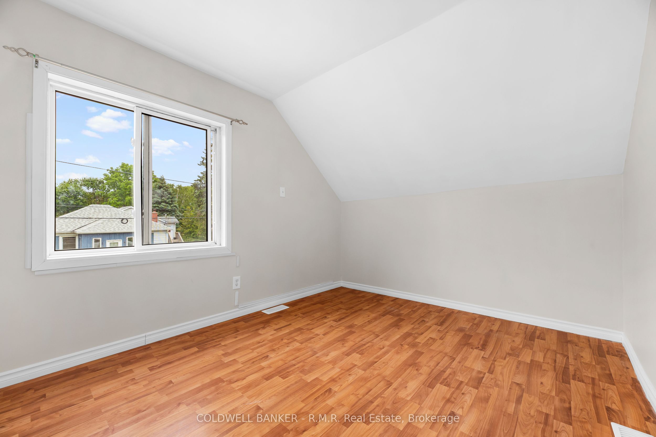 371 John Street Property Photo 6