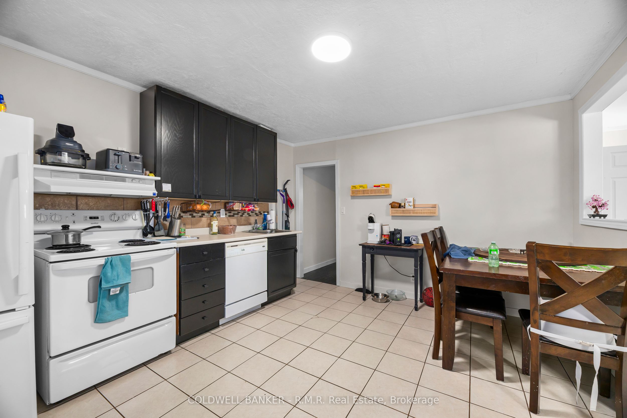 371 John Street Property Photo 9