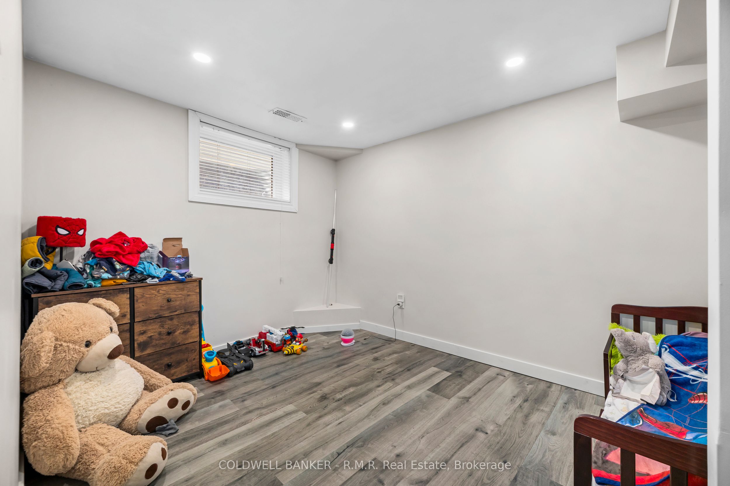 371 John Street Property Photo 15
