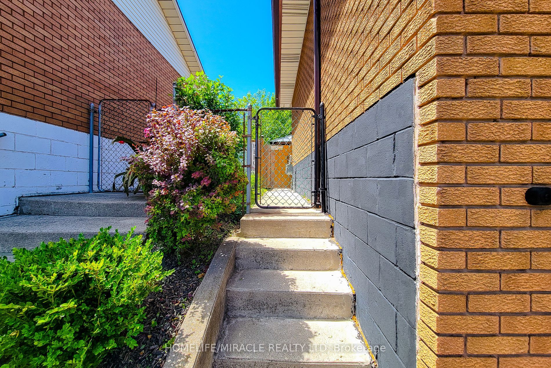 12 Maitland Avenue E Property Photo 4