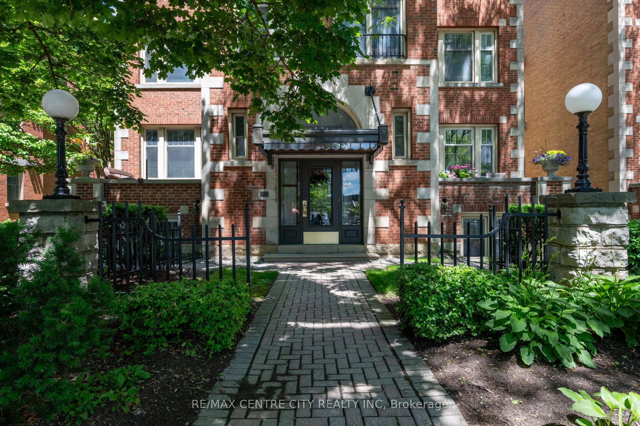 280 Queens Avenue S 401