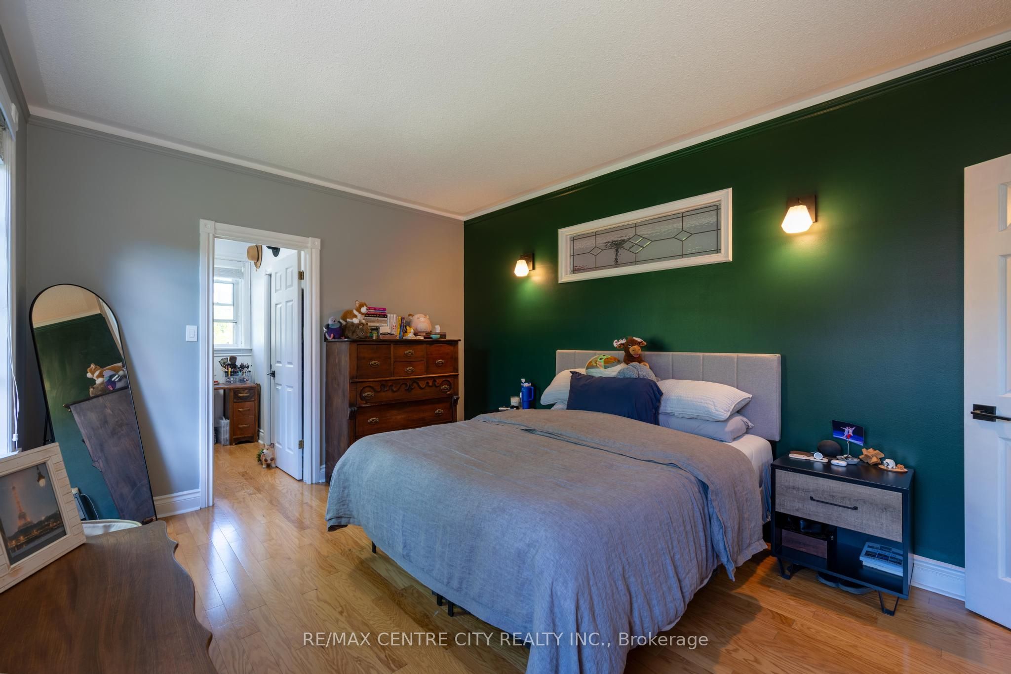 280 Queens Avenue S 401 Property Photo 5