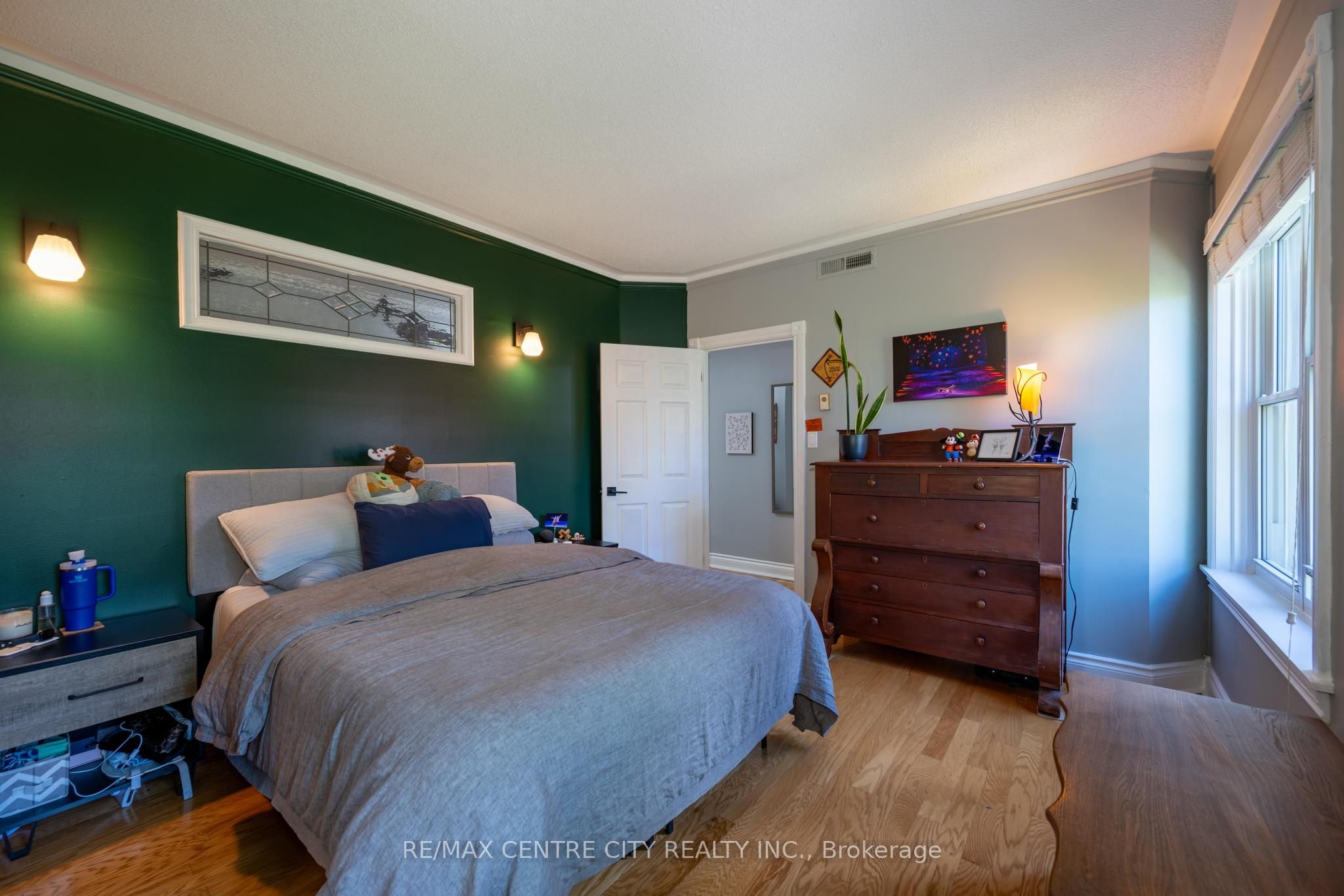 280 Queens Avenue S 401 Property Photo 6