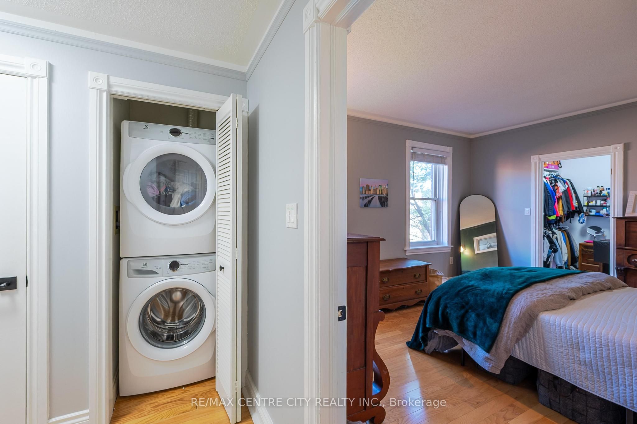 280 Queens Avenue S 401 Property Photo 7