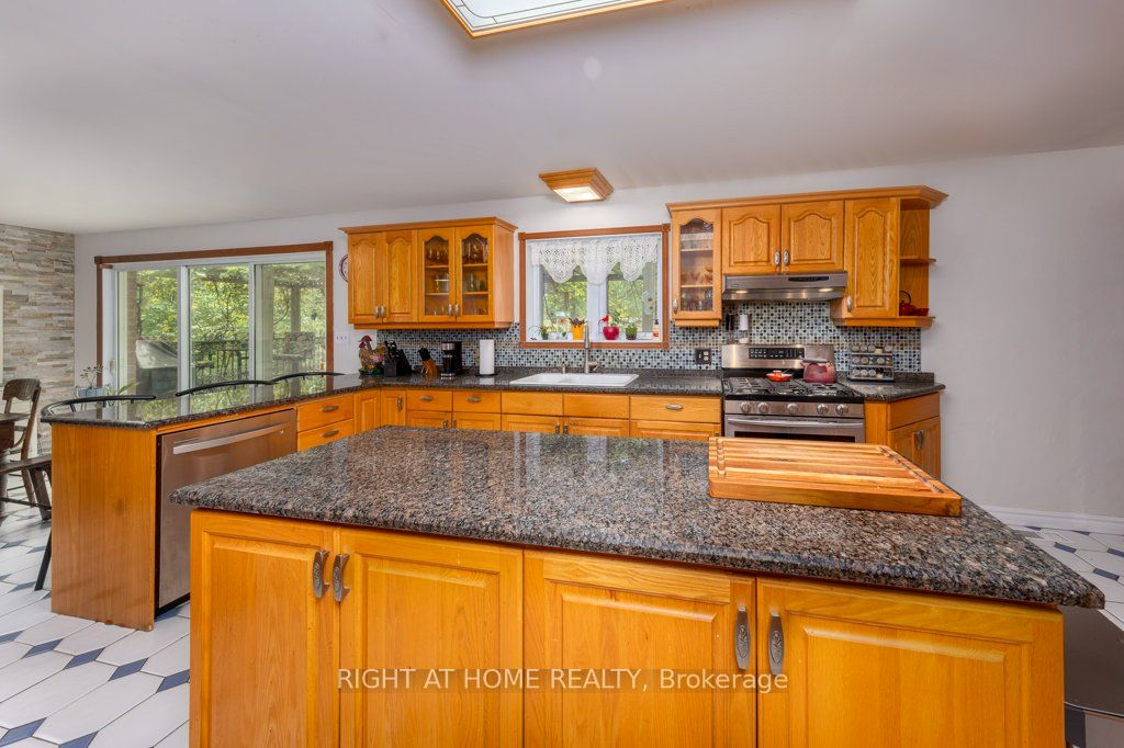 550 Queen Street E Property Photo 13