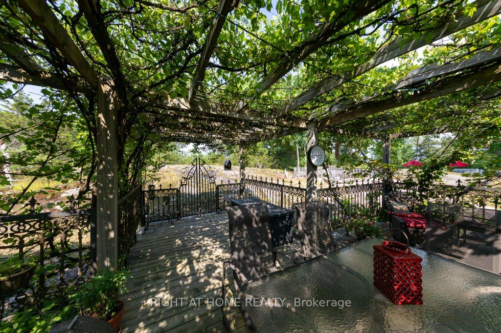 550 Queen Street E Property Photo 19