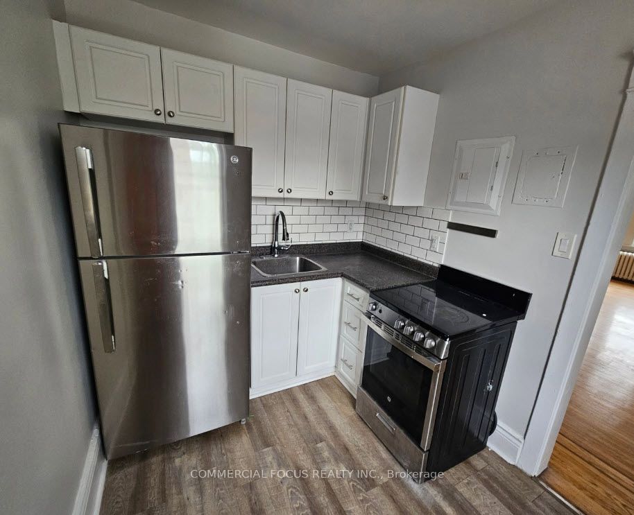 983 Main Street E Property Photo 9