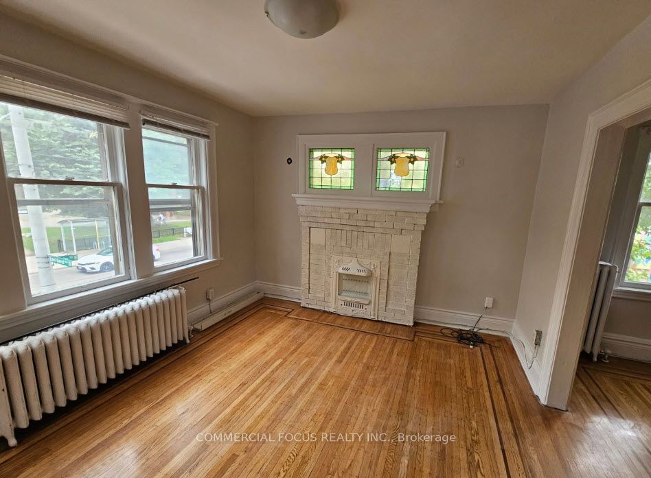 983 Main Street E Property Photo 10
