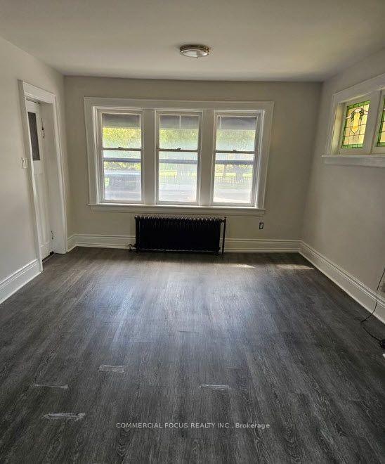 983 Main Street E Property Photo 13