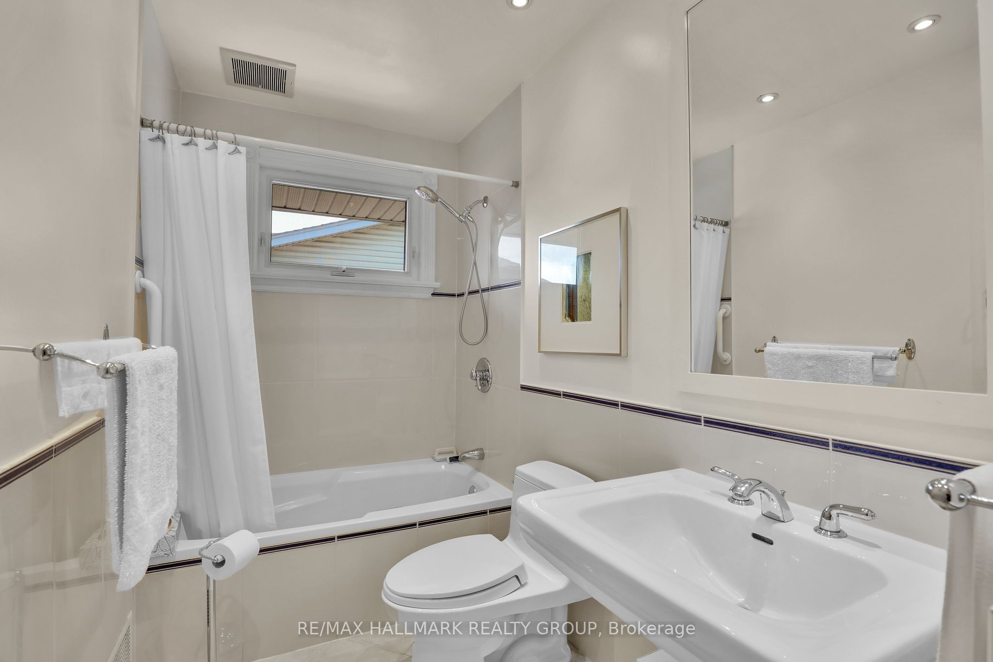 3242 Albion Road S Property Photo 27