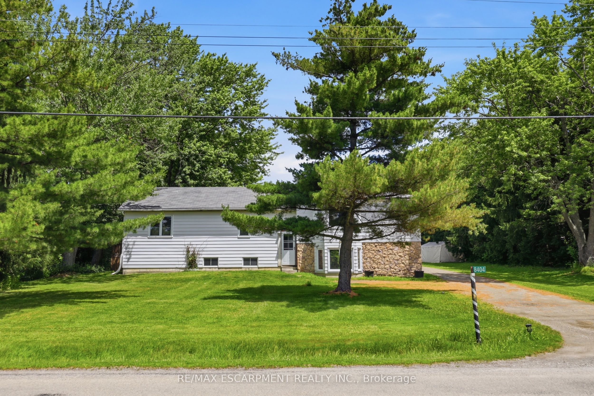 8404 Chippewa Road Property Photo 4