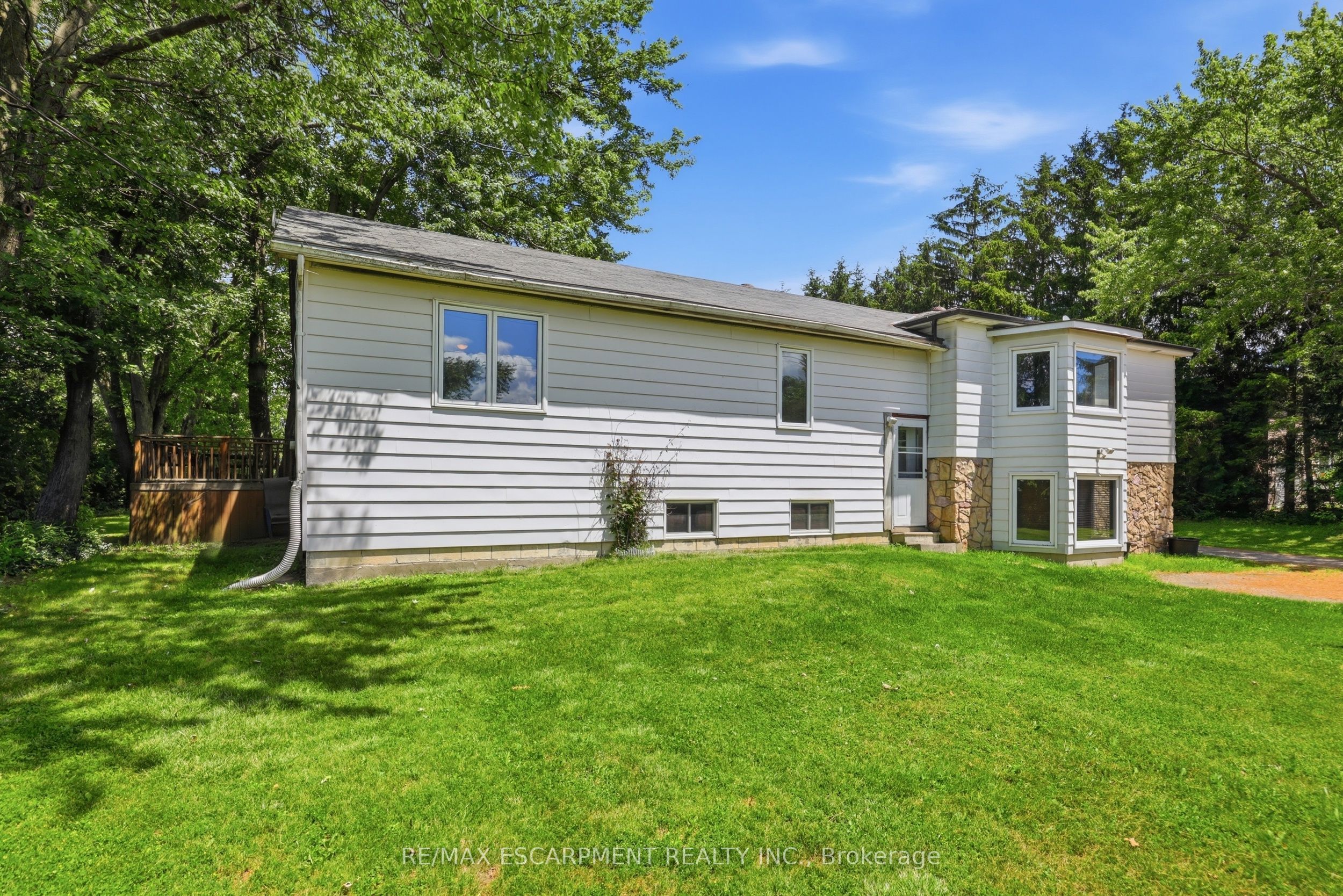 8404 Chippewa Road Property Photo 5