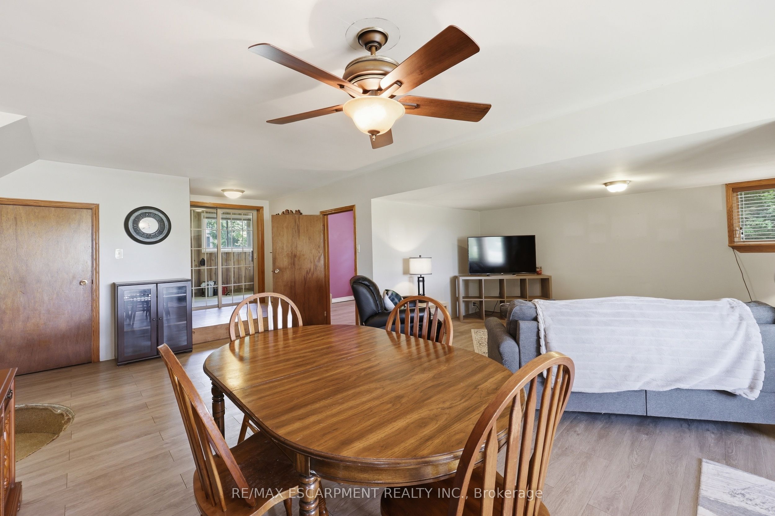 8404 Chippewa Road Property Photo 7