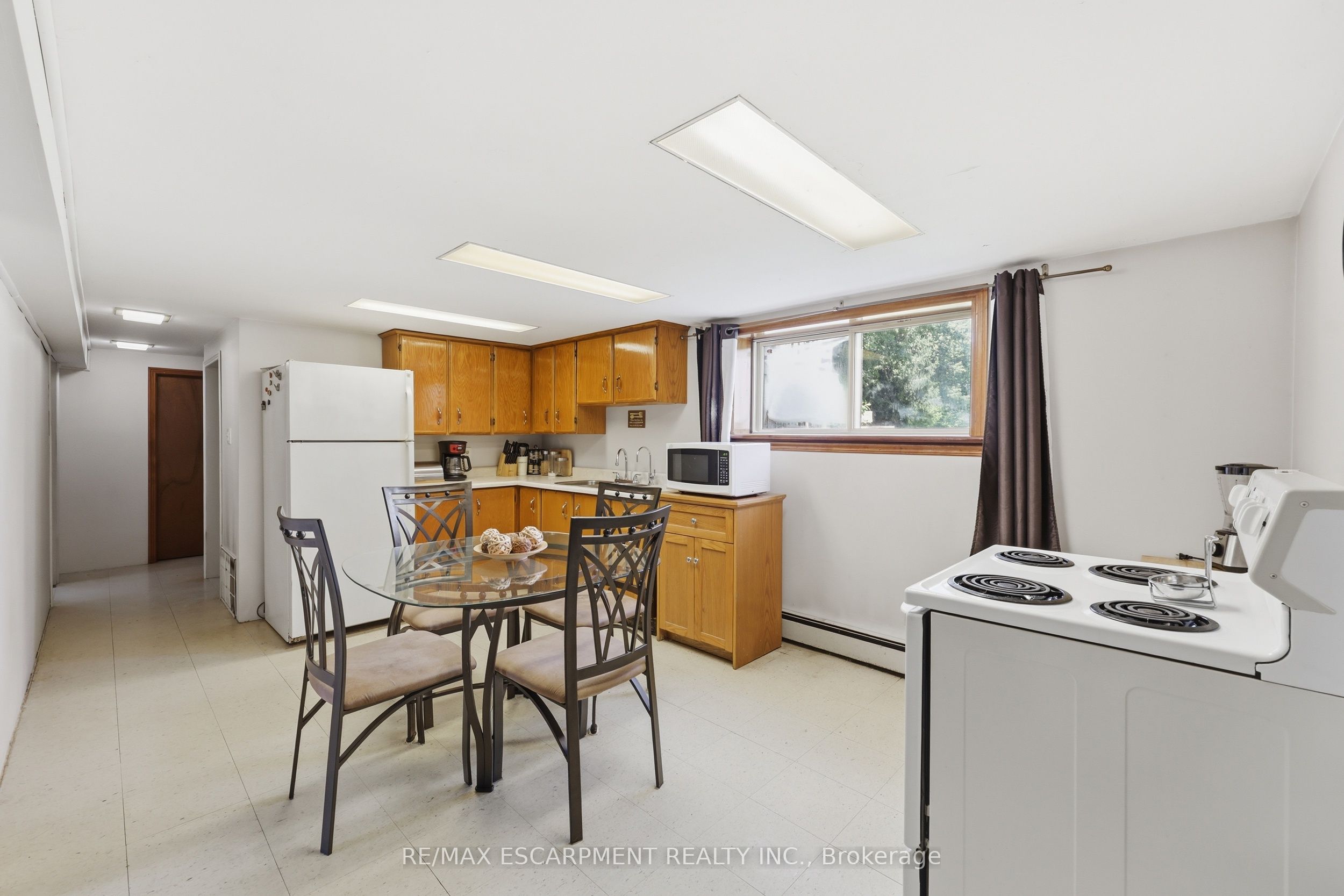 8404 Chippewa Road Property Photo 8