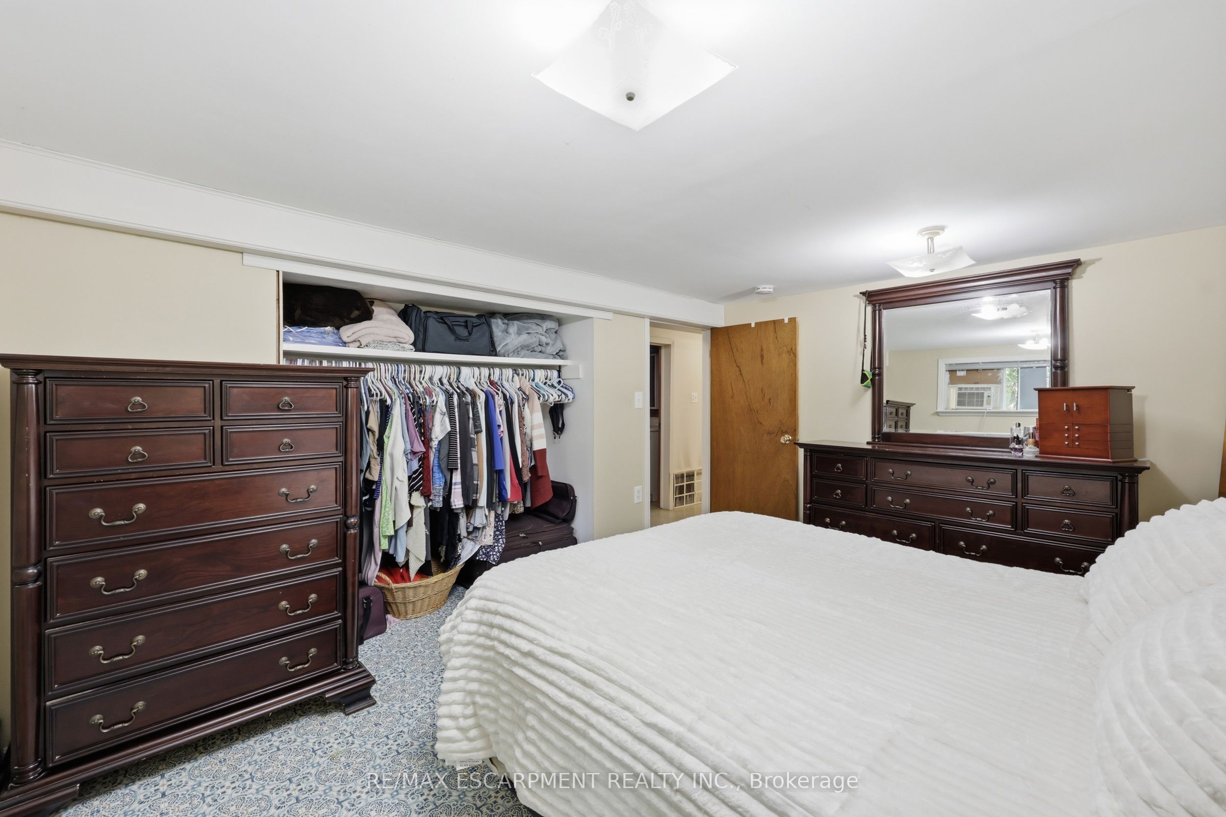 8404 Chippewa Road Property Photo 10