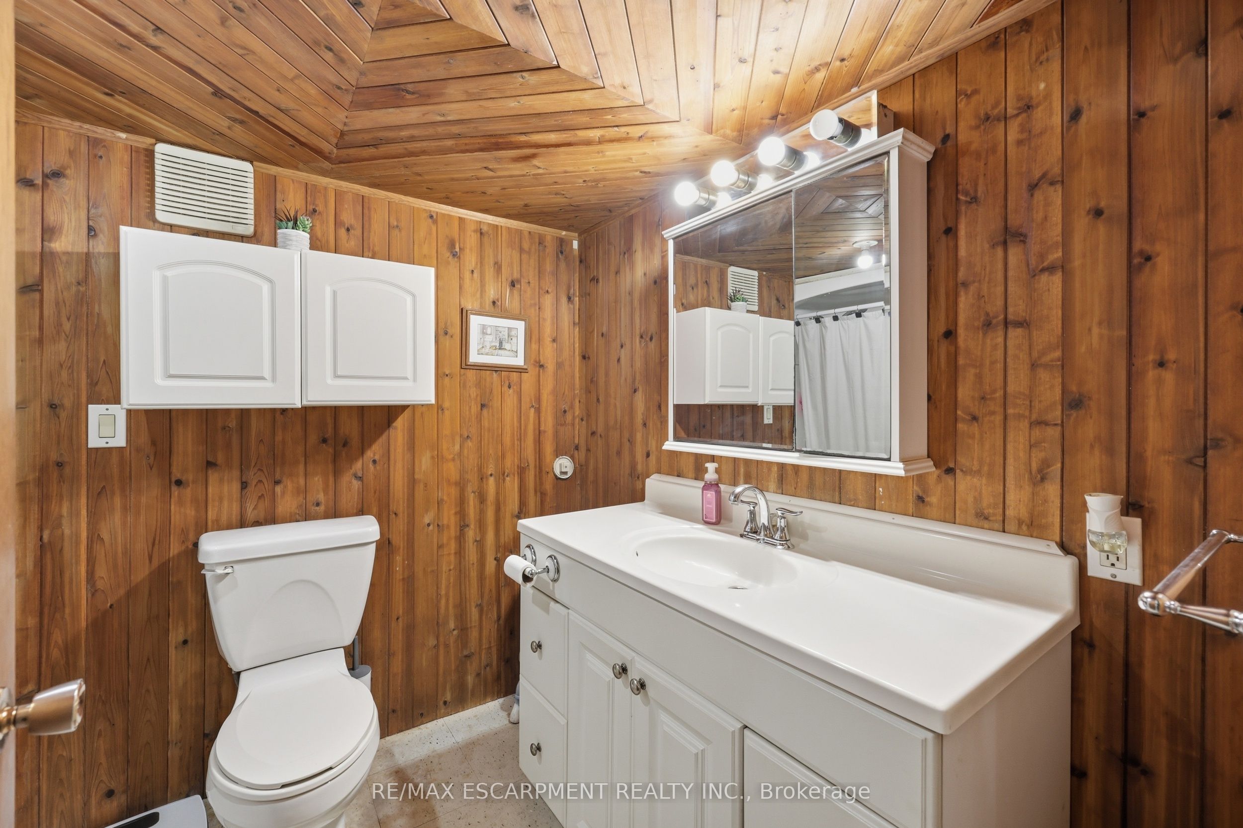 8404 Chippewa Road Property Photo 12
