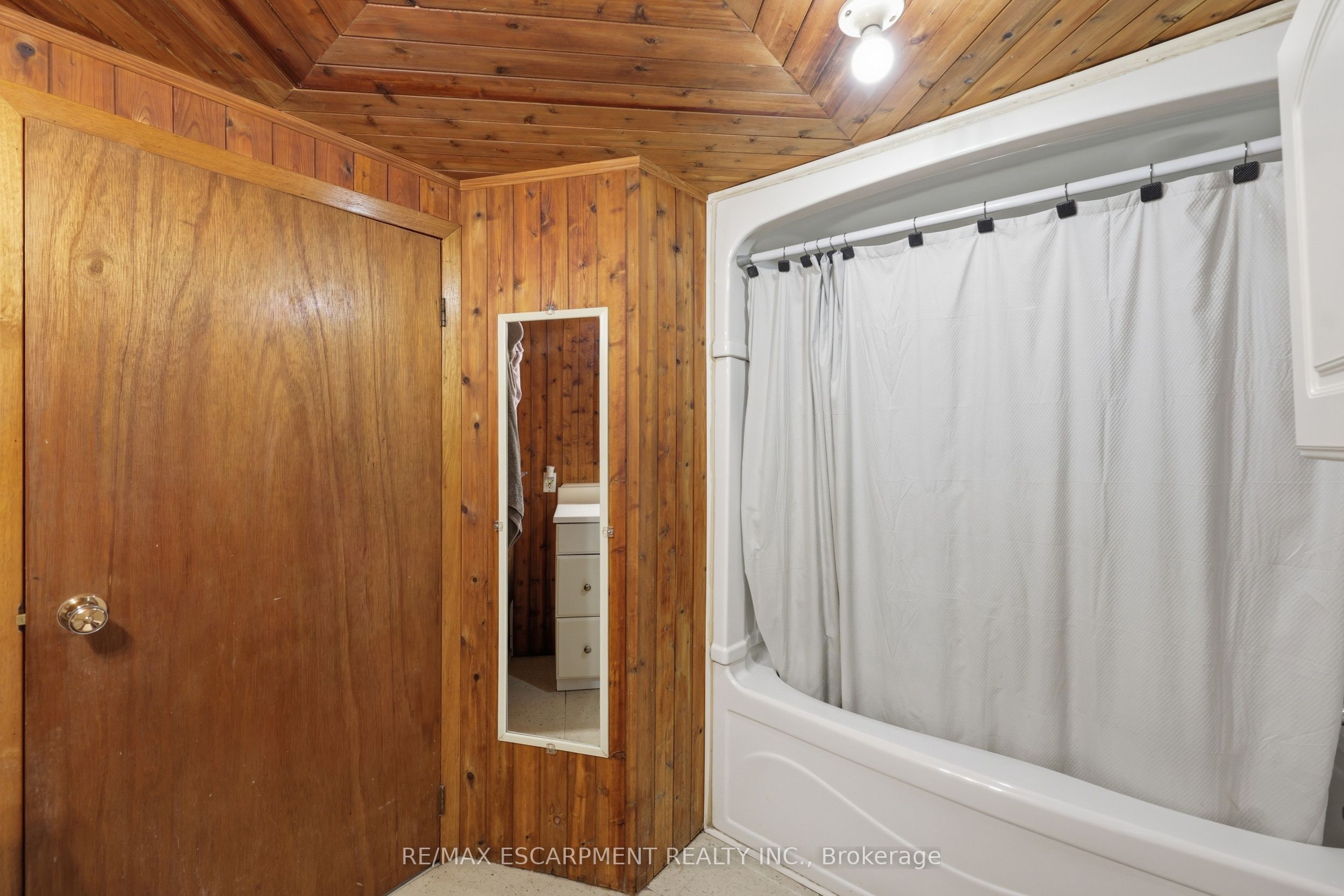 8404 Chippewa Road Property Photo 13