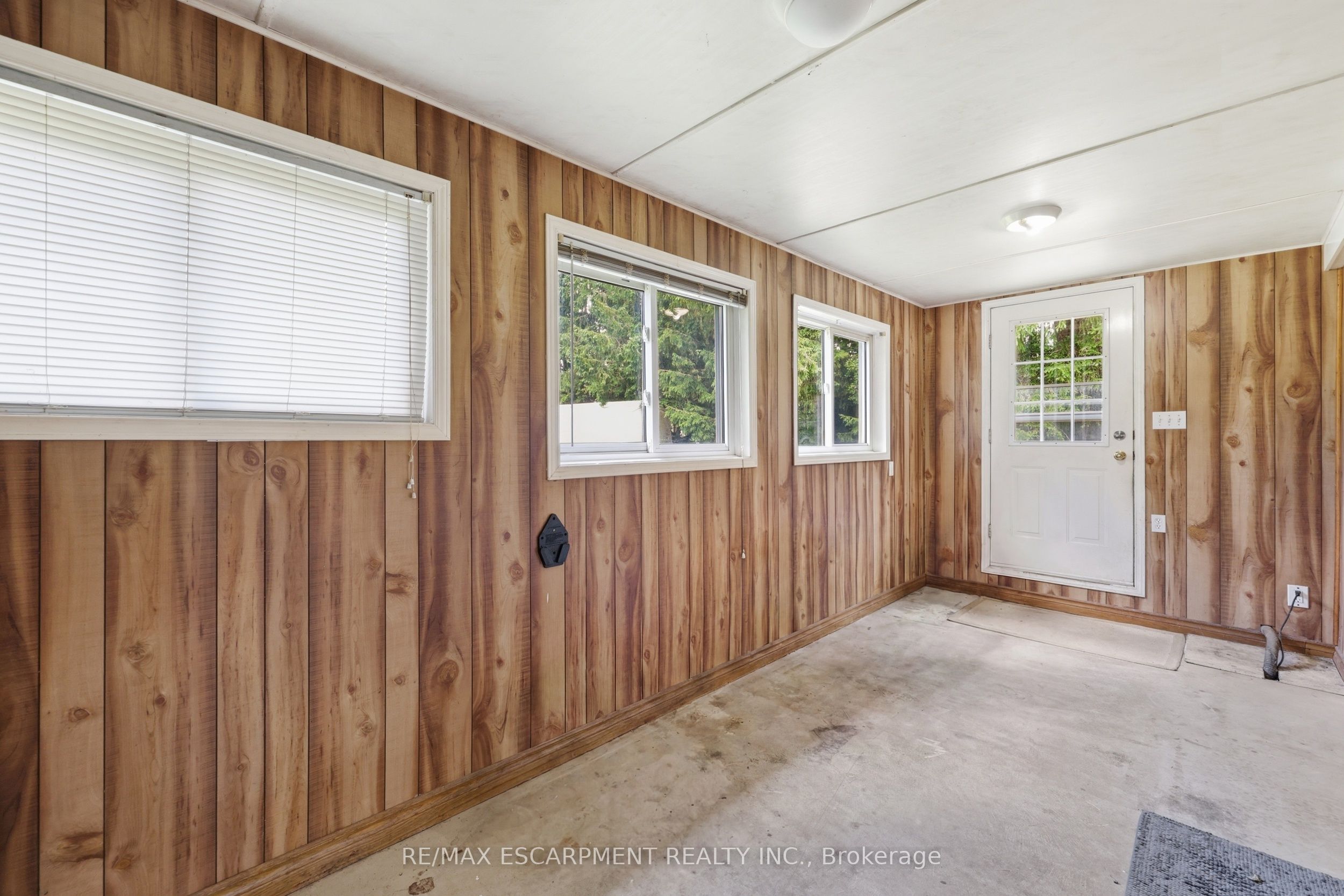 8404 Chippewa Road Property Photo 14