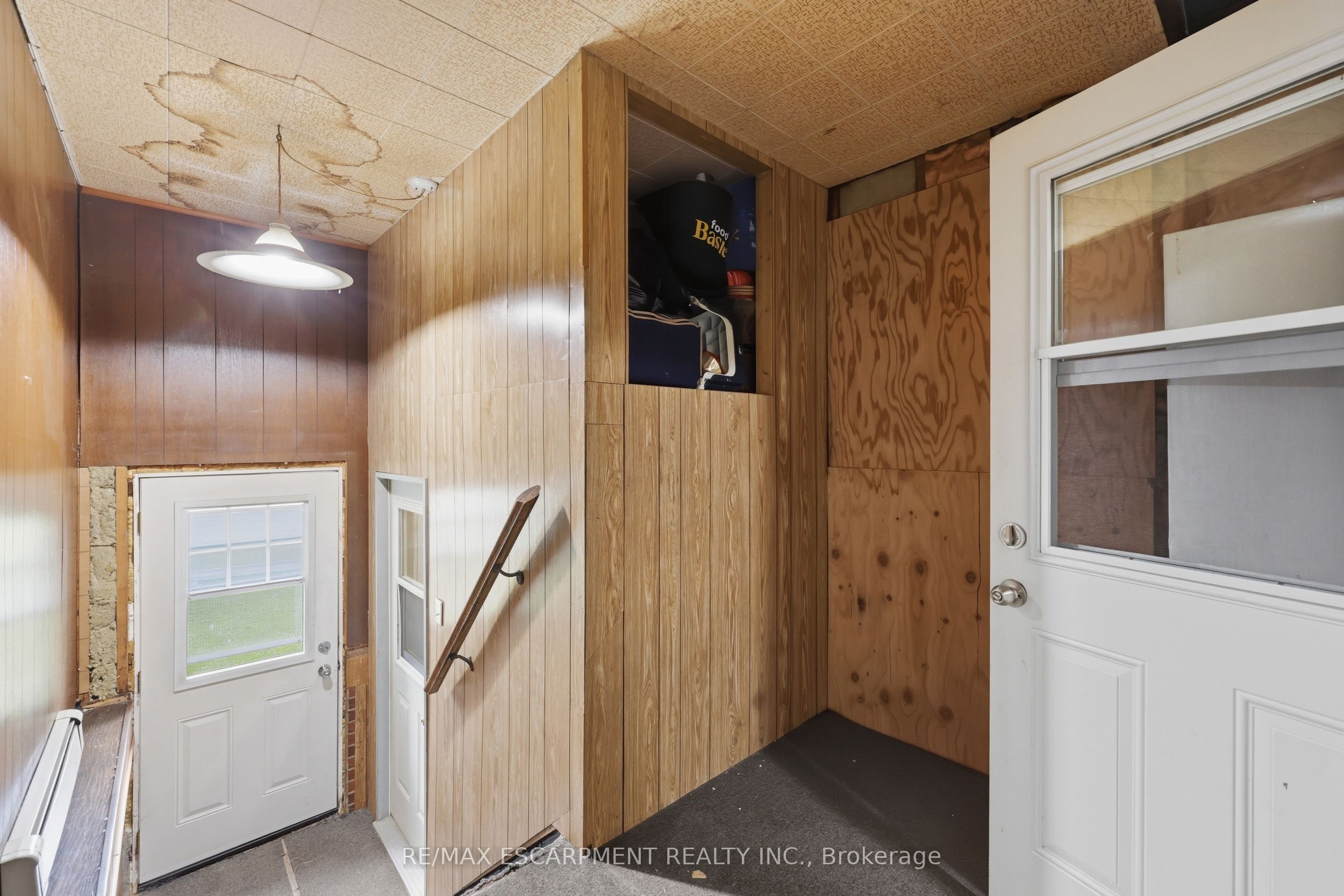 8404 Chippewa Road Property Photo 15