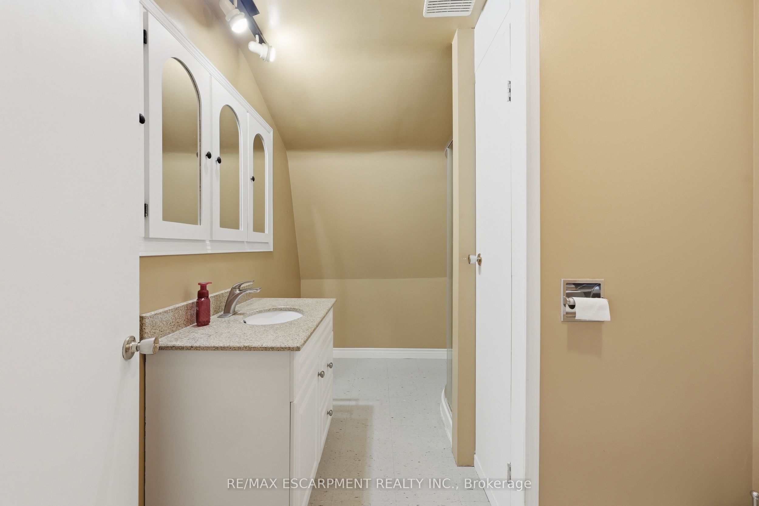 8404 Chippewa Road Property Photo 47