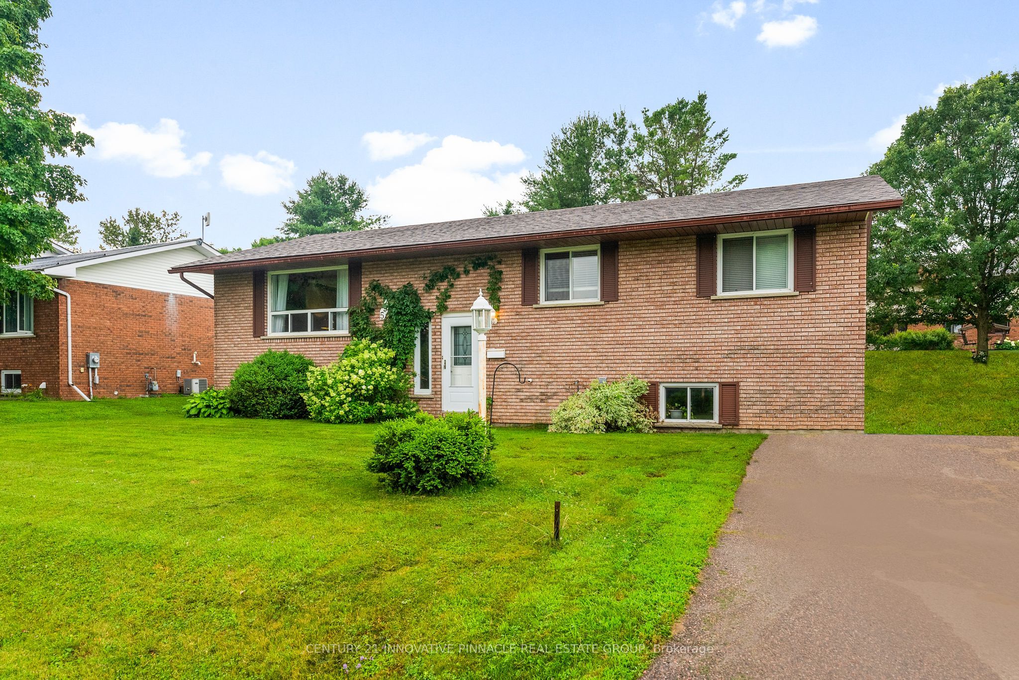 594 Herbert Street E Property Photo 1