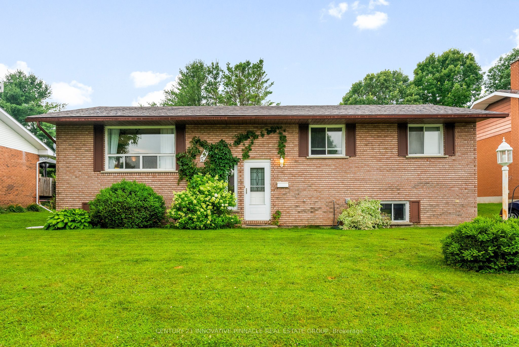 594 Herbert Street E Property Photo 2