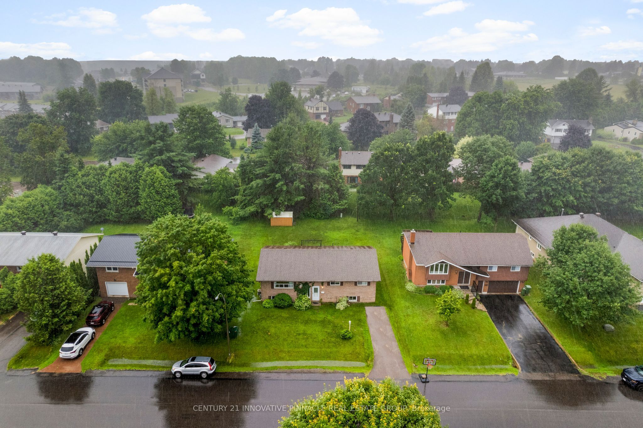 594 Herbert Street E Property Photo 4