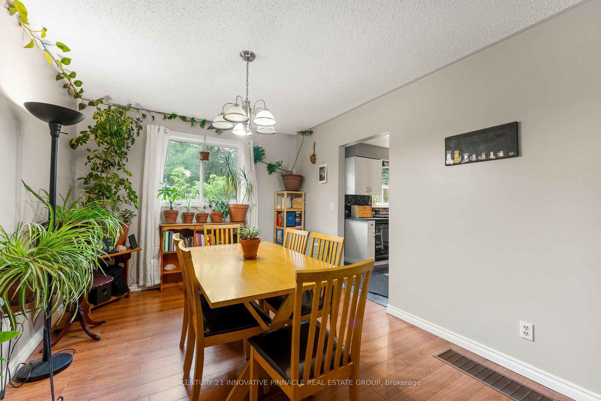 594 Herbert Street E Property Photo 8
