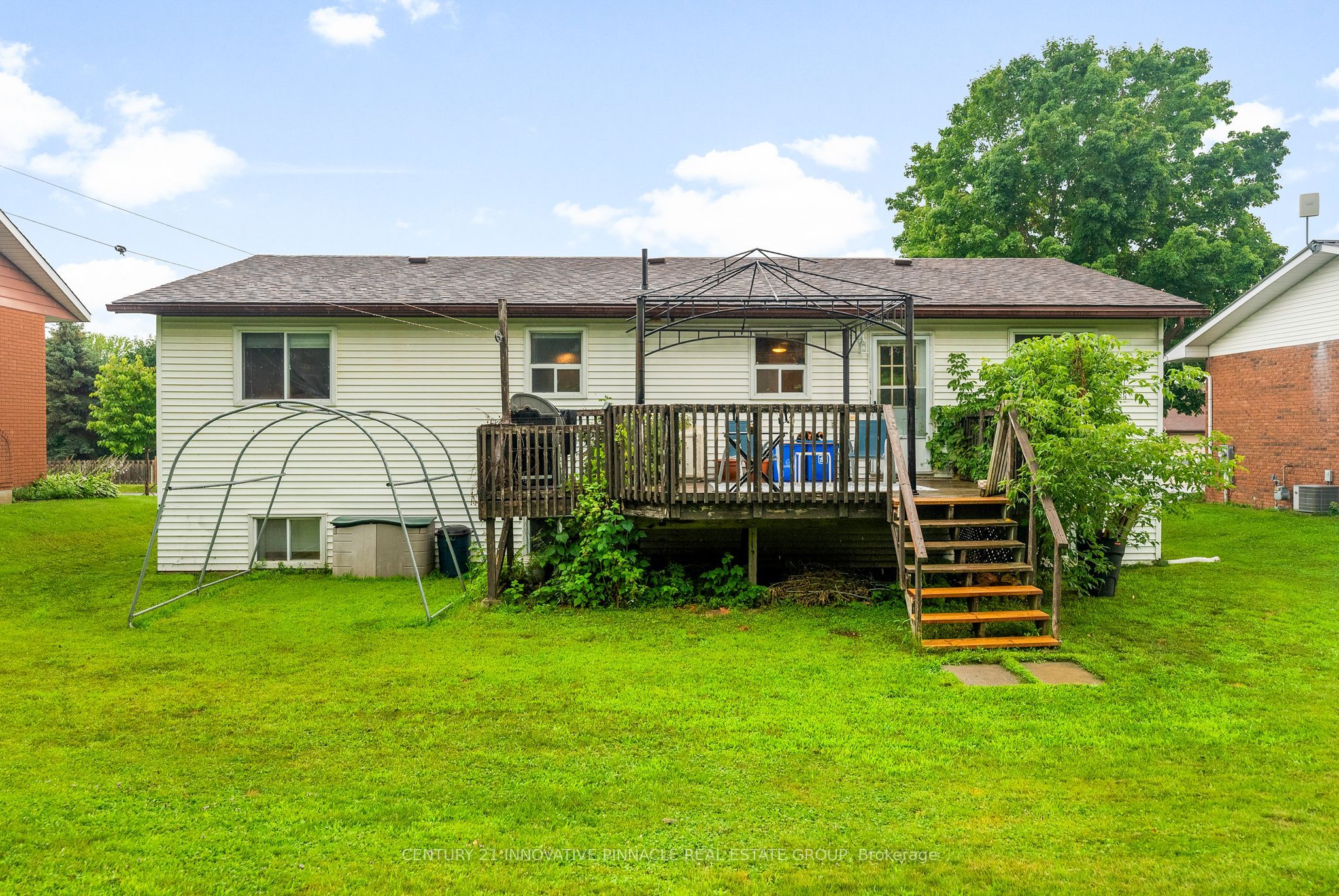 594 Herbert Street E Property Photo 39