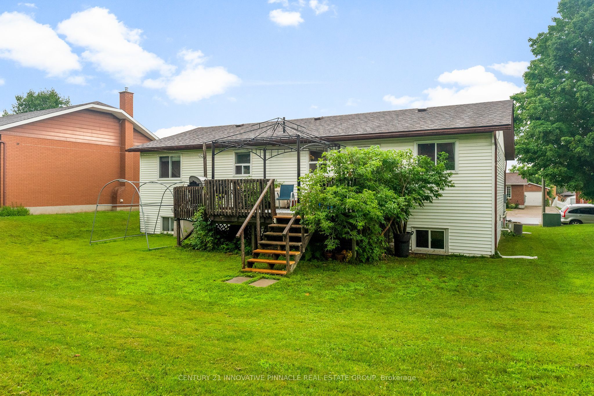 594 Herbert Street E Property Photo 40