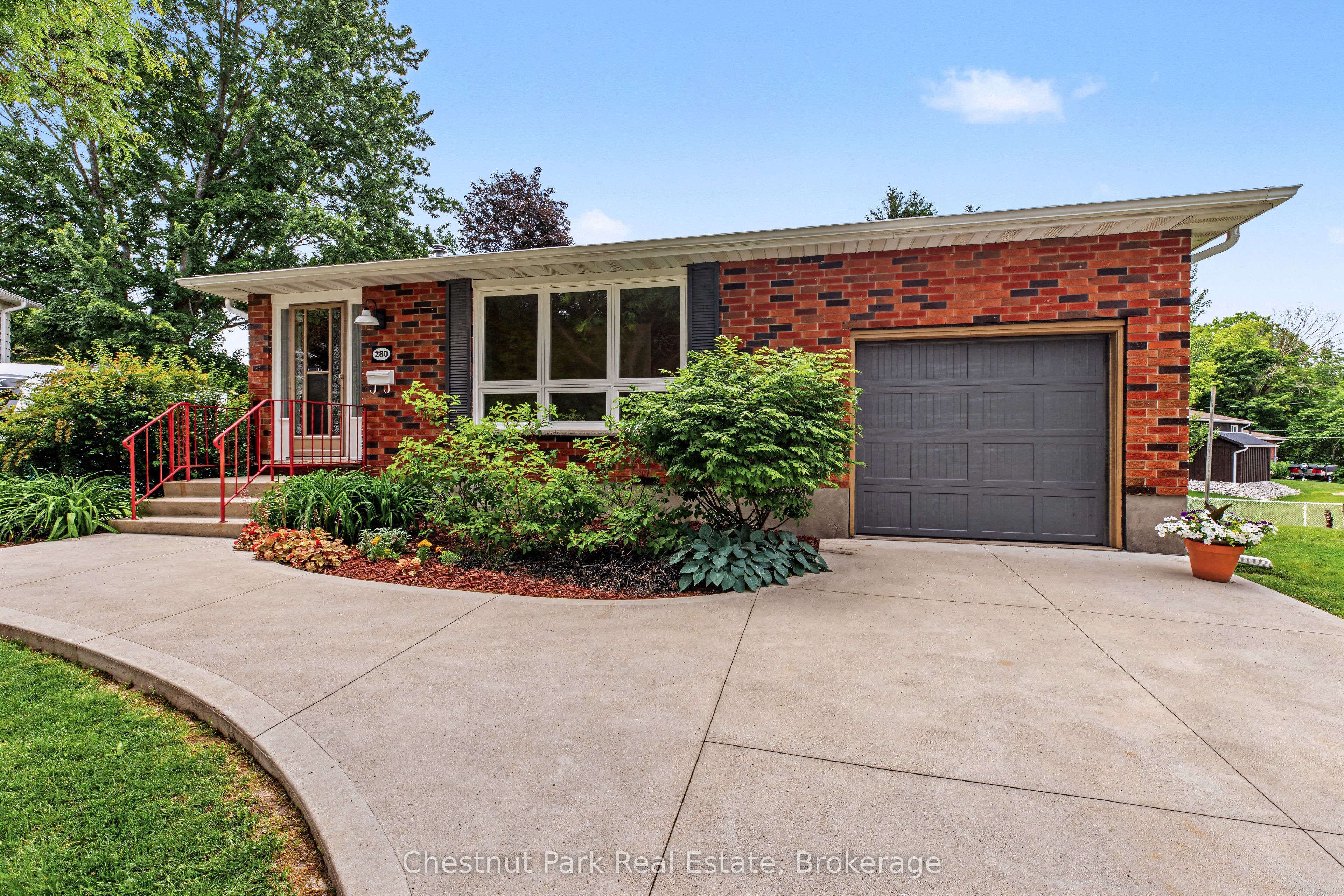 280 8th Avenue E Property Photo 1