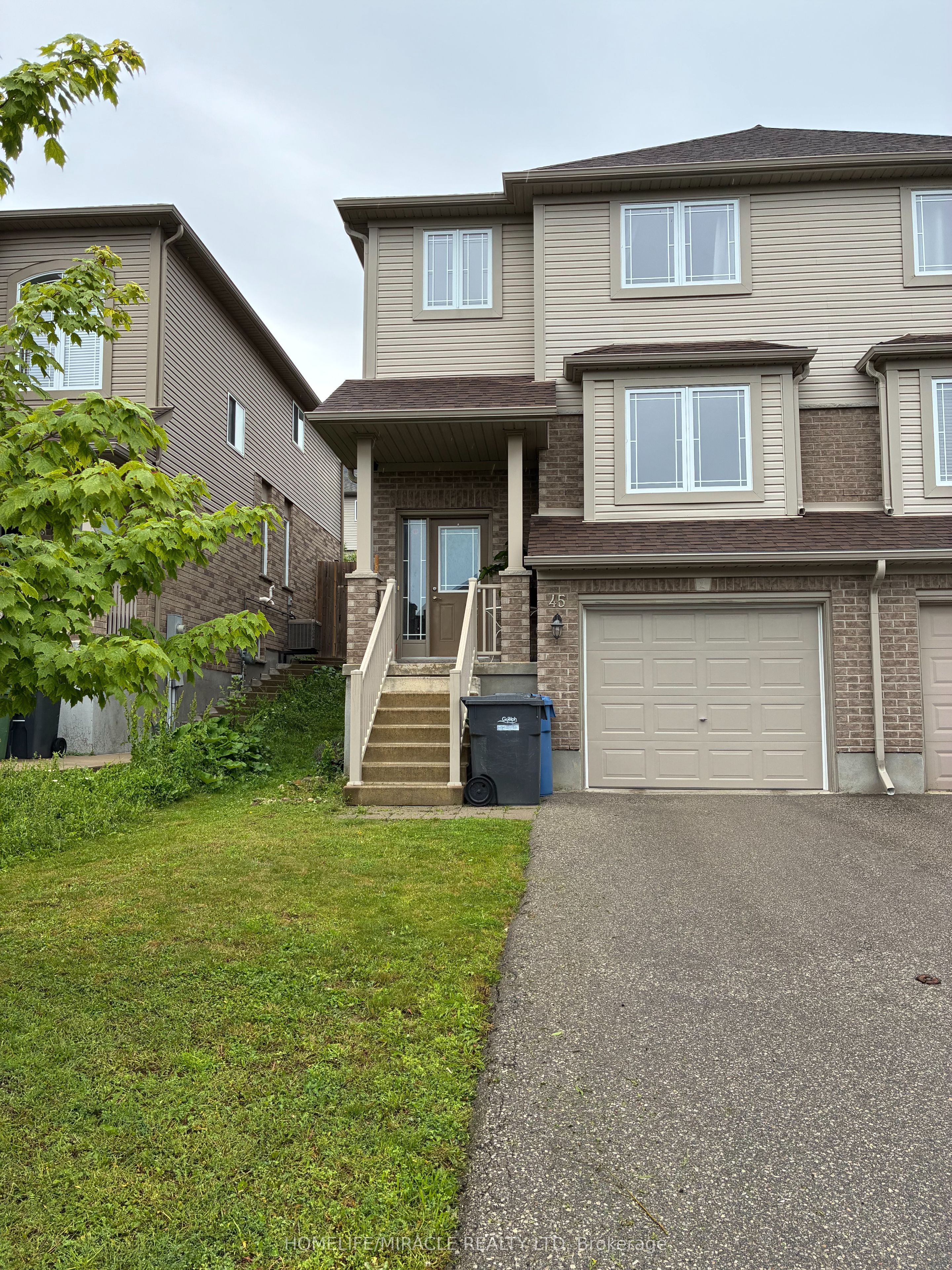 45 Oakes Crescent Property Photo 1