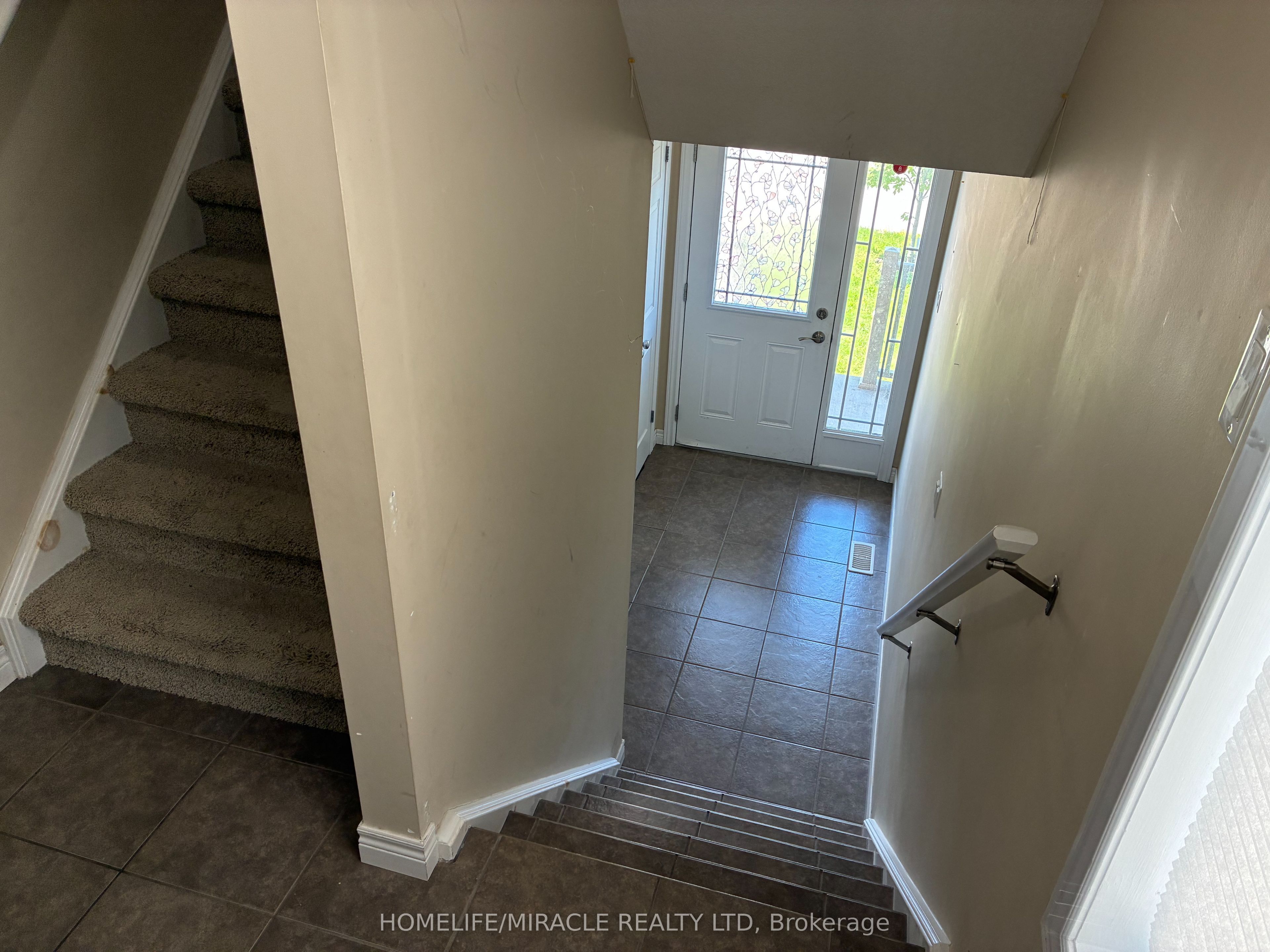 45 Oakes Crescent Property Photo 2
