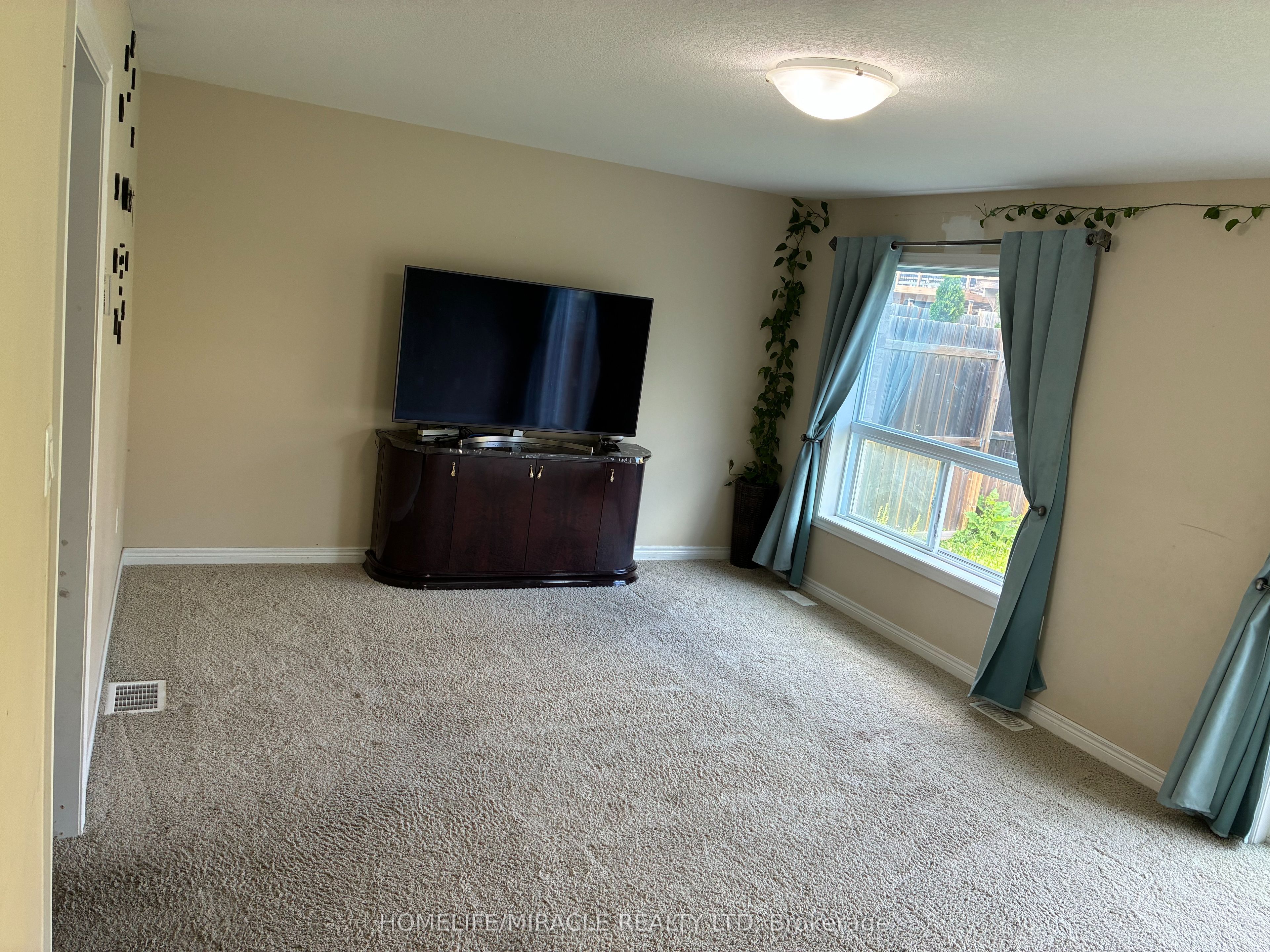 45 Oakes Crescent Property Photo 5