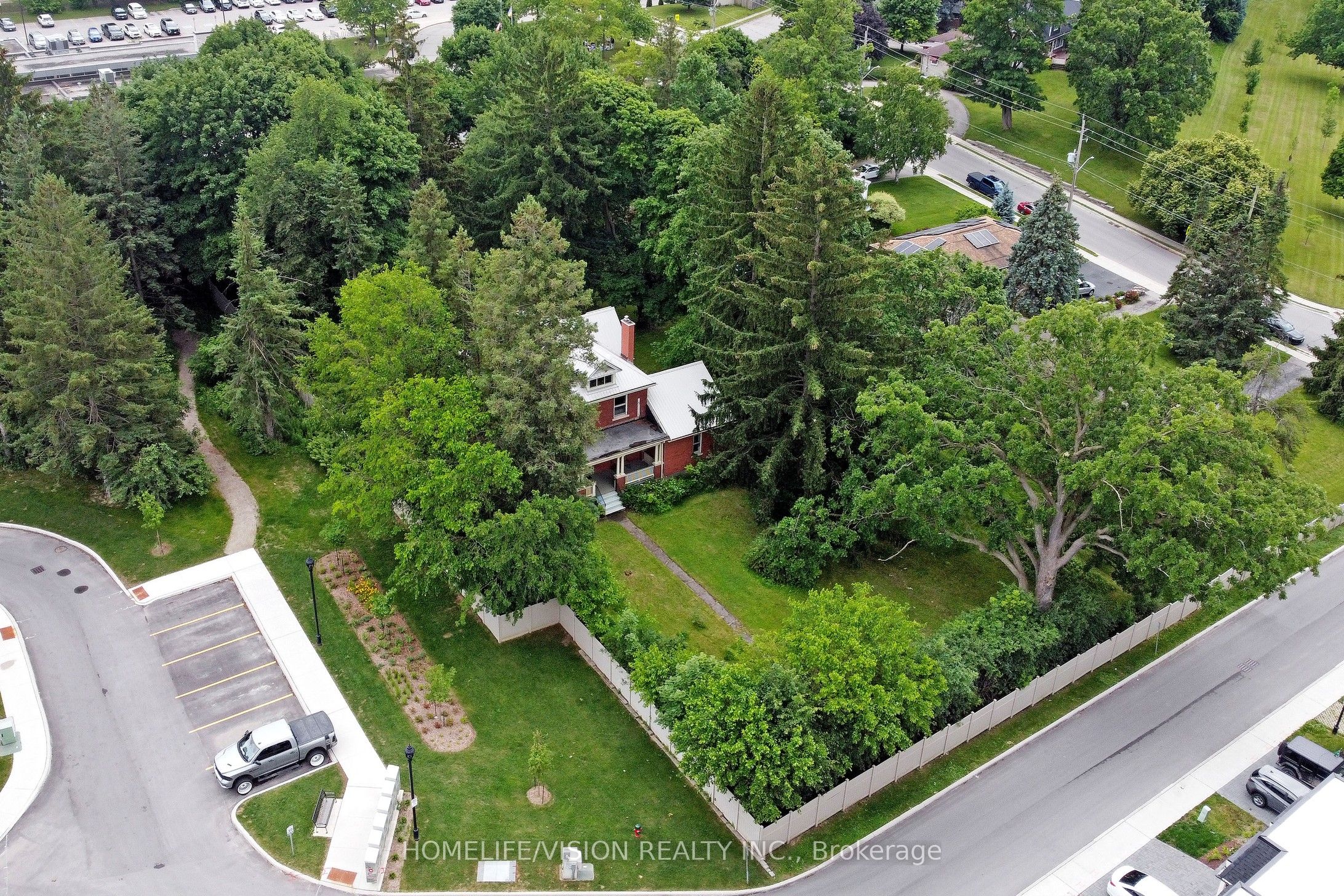 135 Elgin Street N Property Photo 45