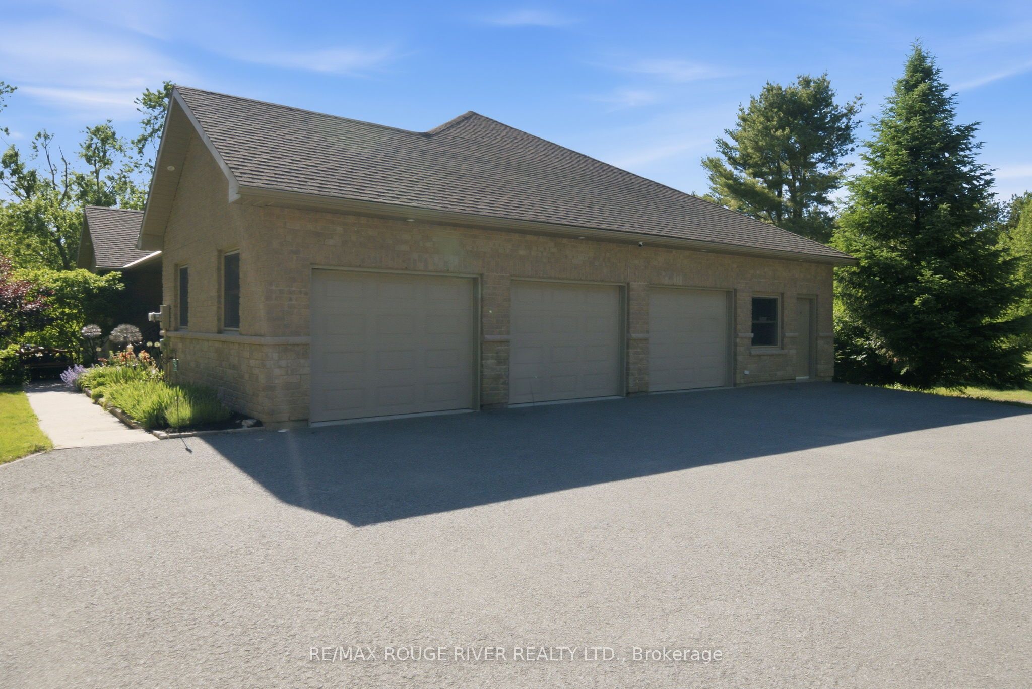 9866 Ellis Road Property Photo 3