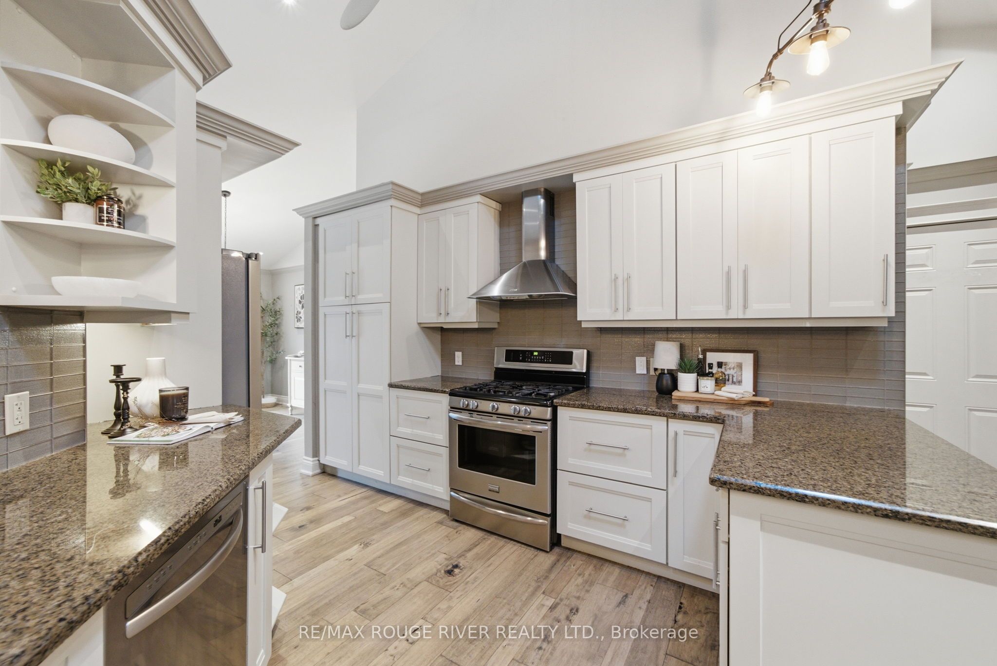 9866 Ellis Road Property Photo 11