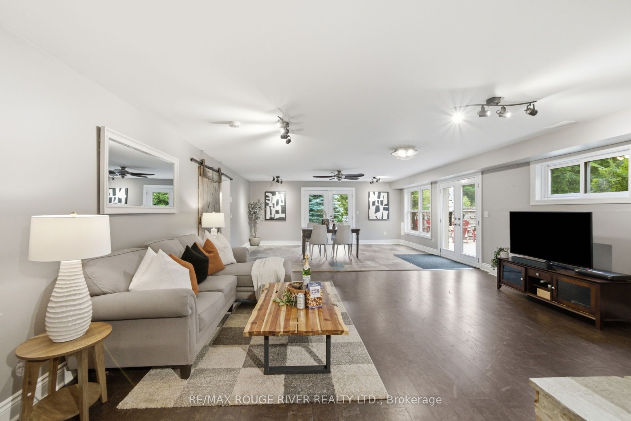 9866 Ellis Road Property Photo 34