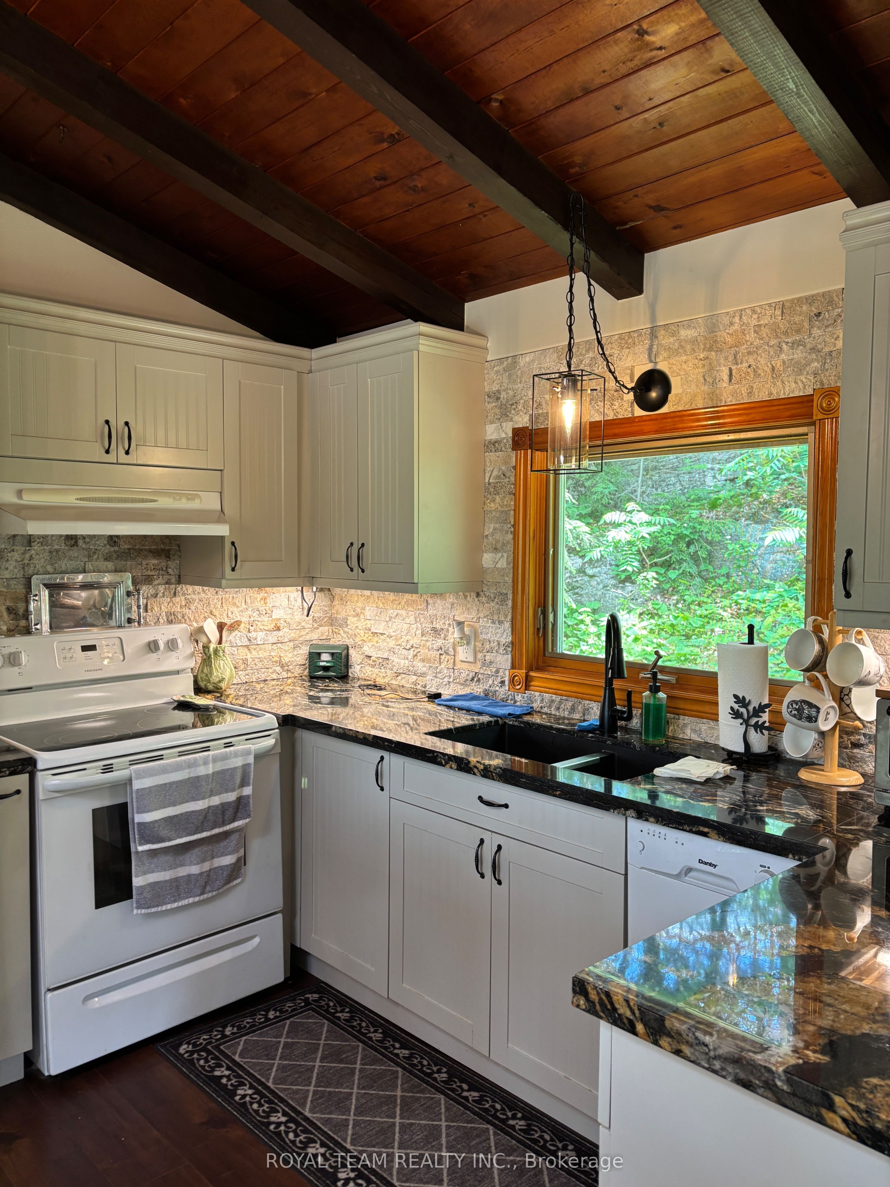 1851 Deep Bay Road Property Photo 3