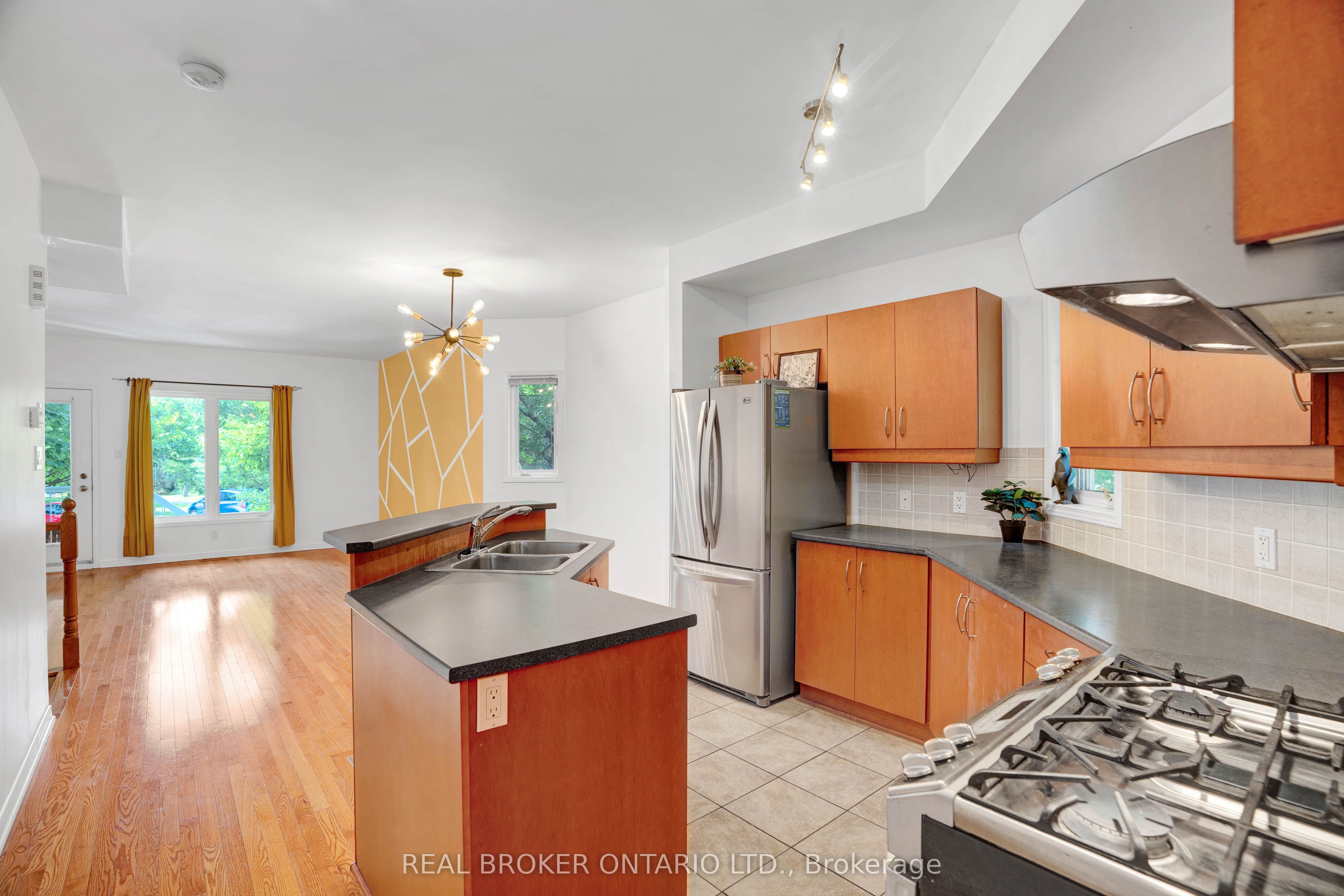 292 London Terrace Property Photo 4