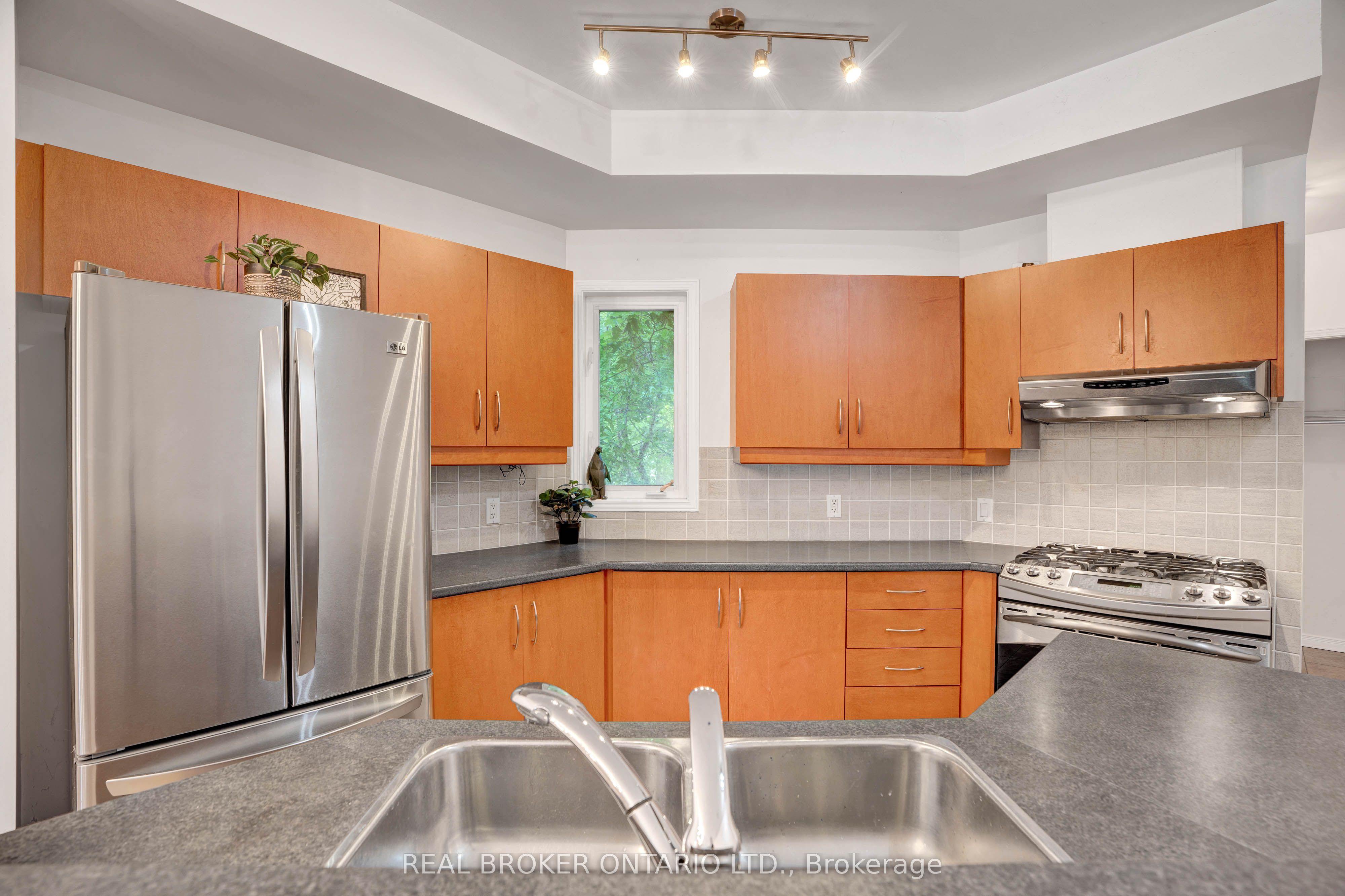 292 London Terrace Property Photo 6