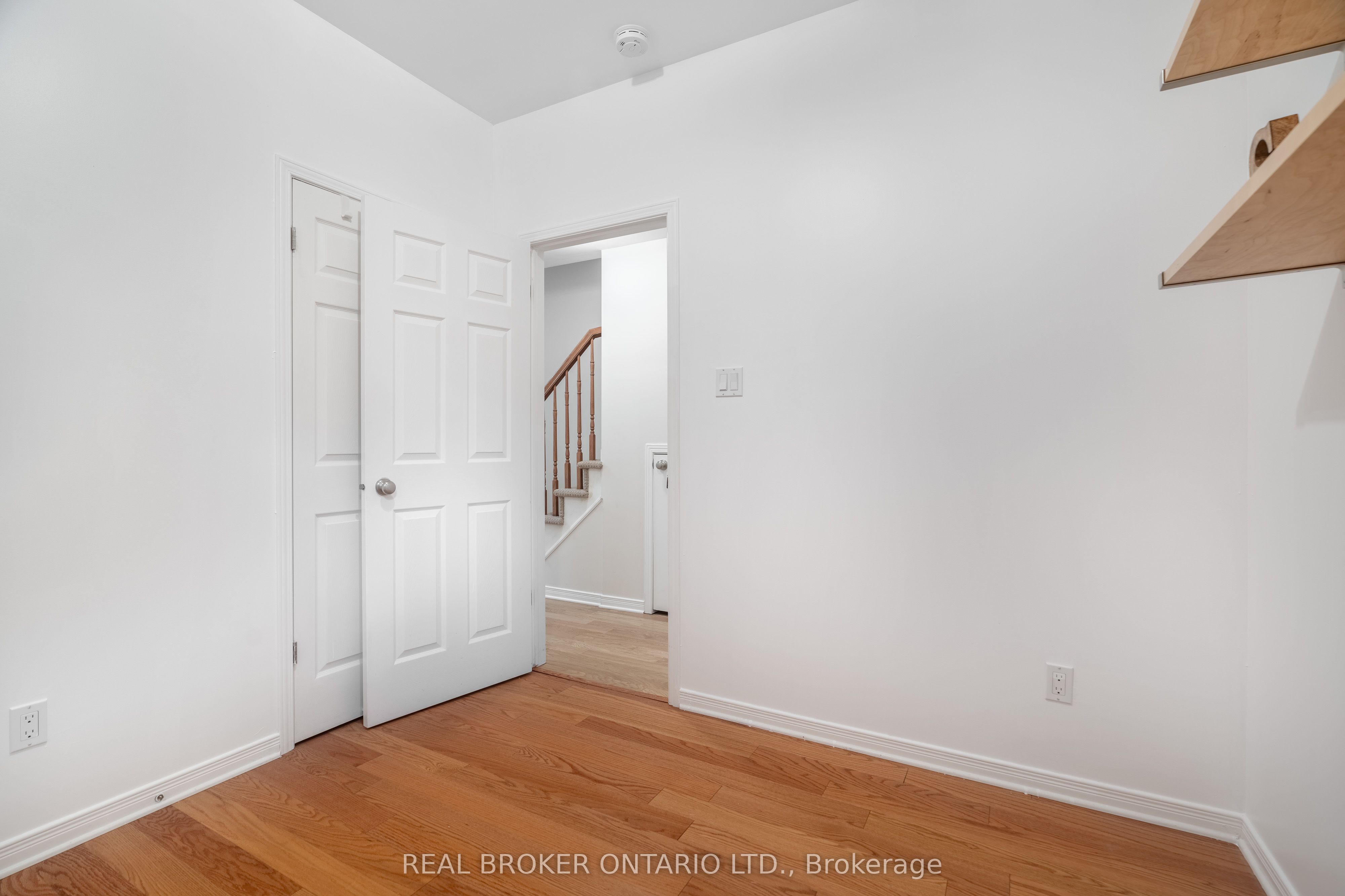 292 London Terrace Property Photo 21