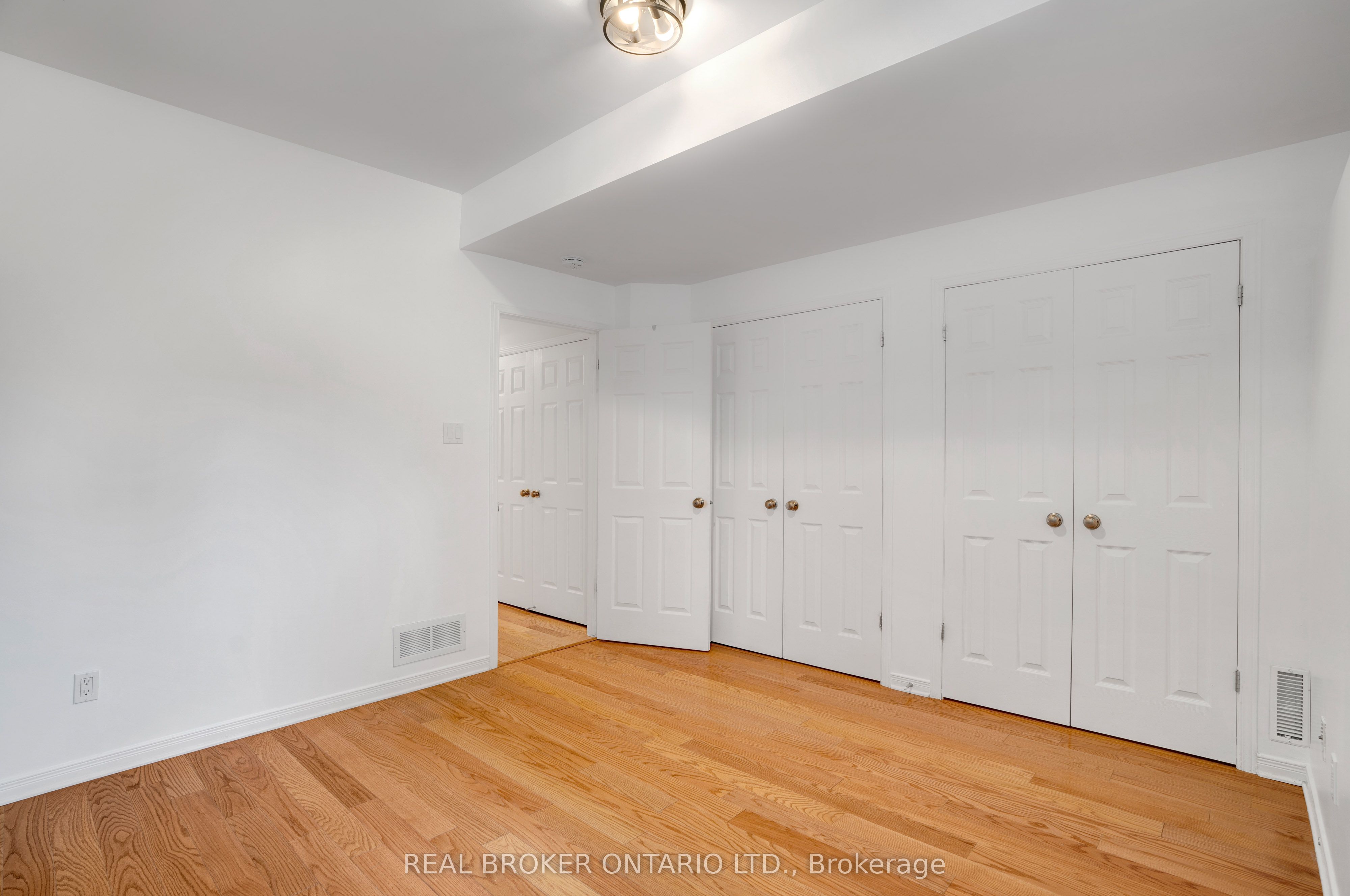 292 London Terrace Property Photo 23