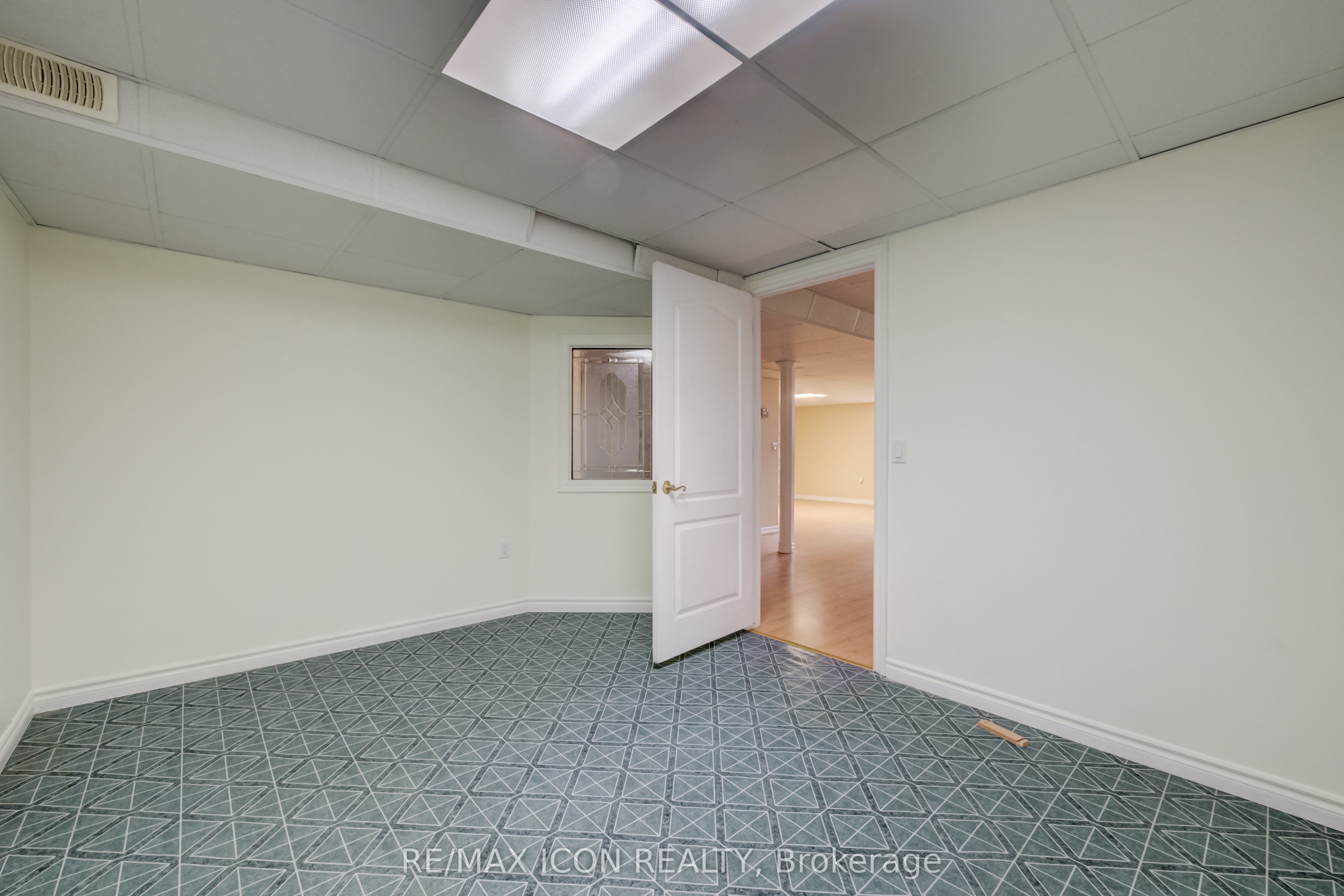 7298 8 Side Road W Property Photo 6