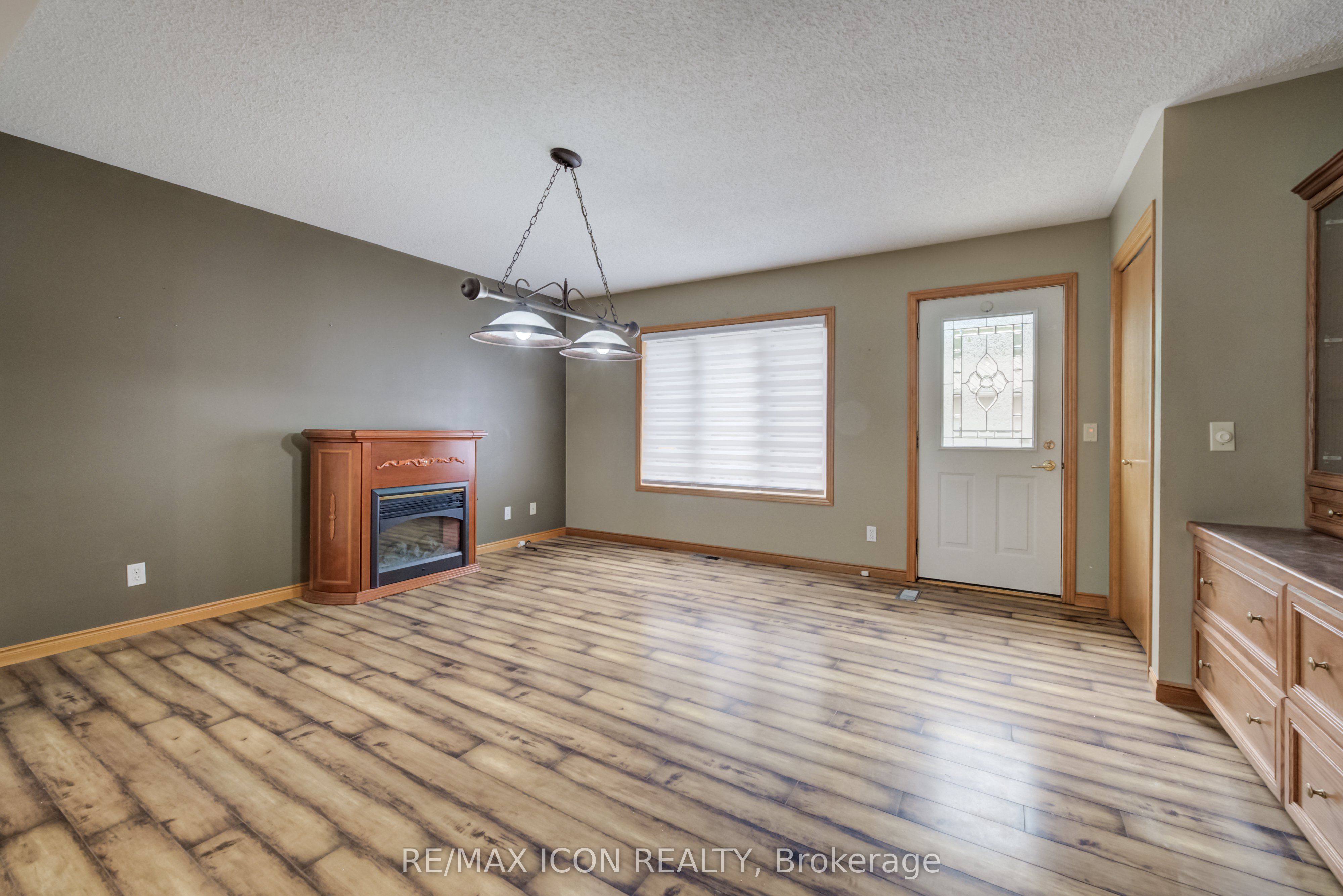 7298 8 Side Road W Property Photo 8
