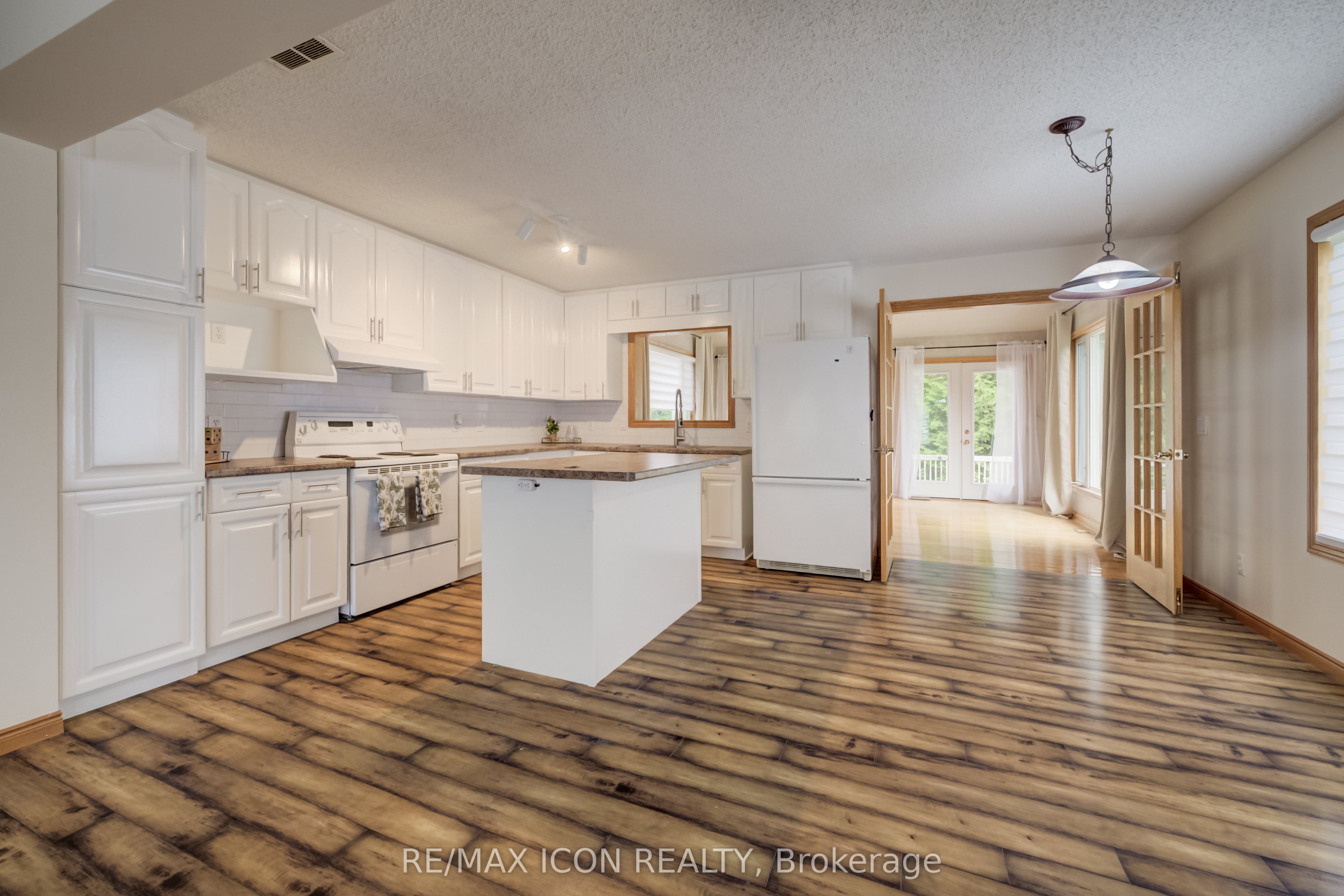 7298 8 Side Road W Property Photo 11