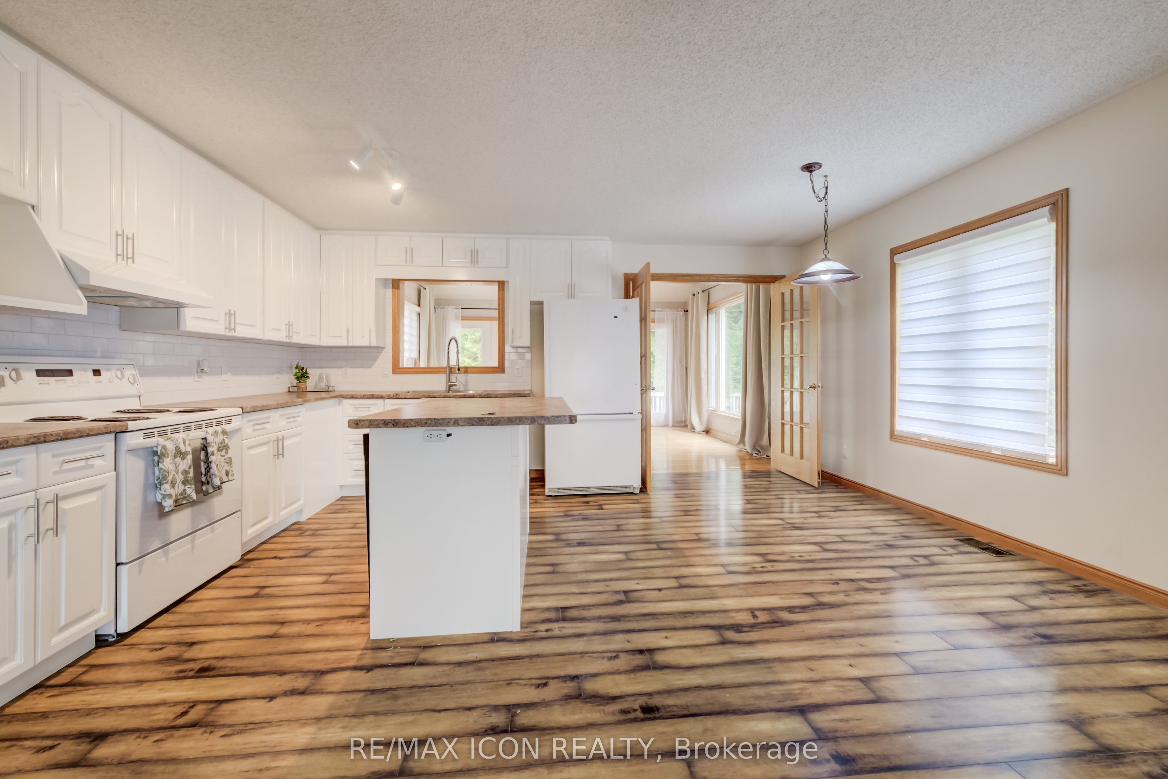 7298 8 Side Road W Property Photo 12